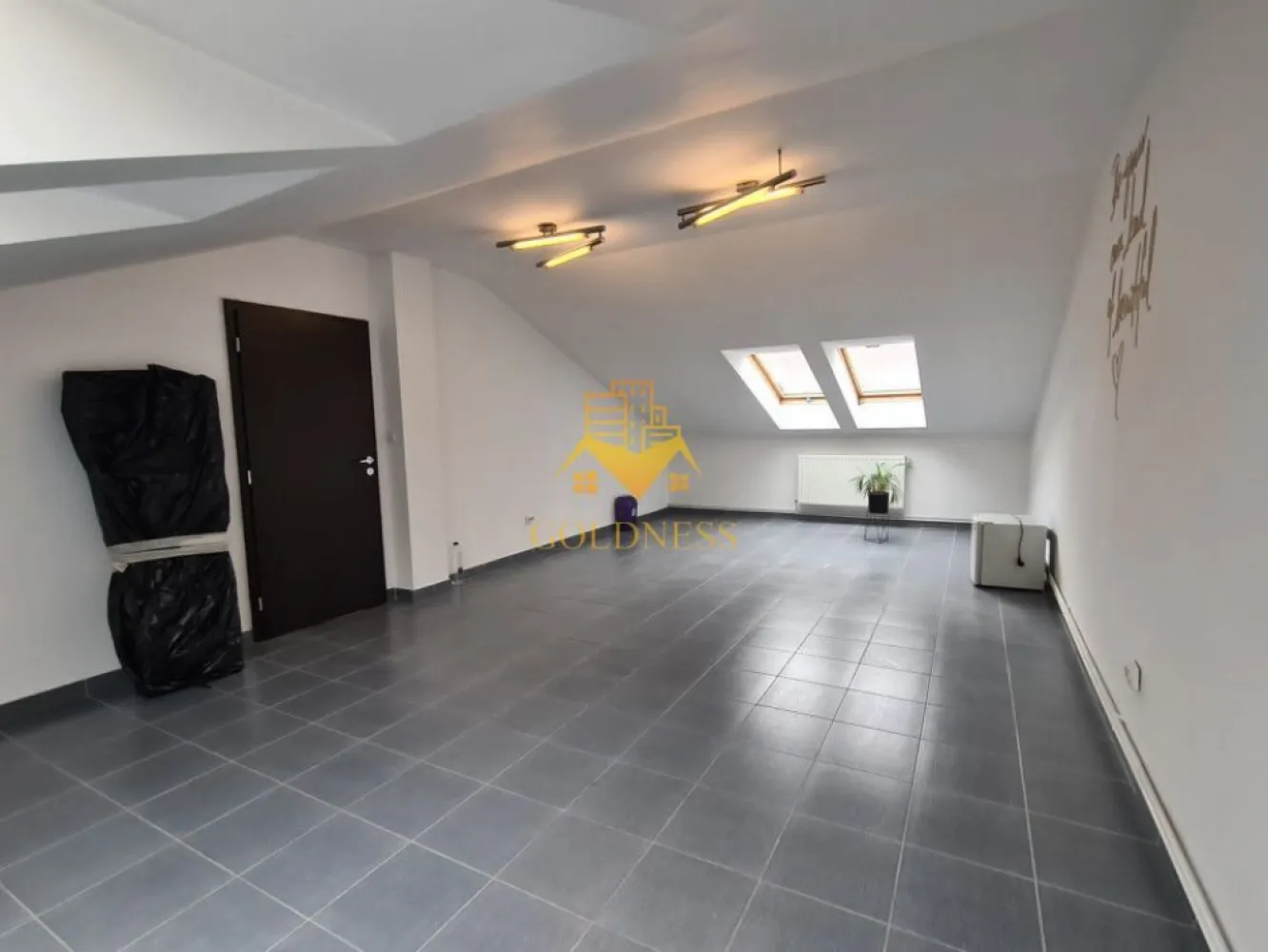 Spatiu de birou, depozitare, zona Centrala, Platinia, Motilor - Goldness Imobiliare va propune spre inchiriere spatiu comercial cu suprafata utila de 40 mp la etajul 1 intr-o cladire de P+1+M. Dacă sunteți interesați de acest spațiu și doriți să îl vizionați, dar și pentru alte oferte, nu ezitați să ne contactați telefonic sau prin e-mail. Vă stăm la dispoziție! Pentru intermediere se percepe un comision de 50% din prețul chiriei!