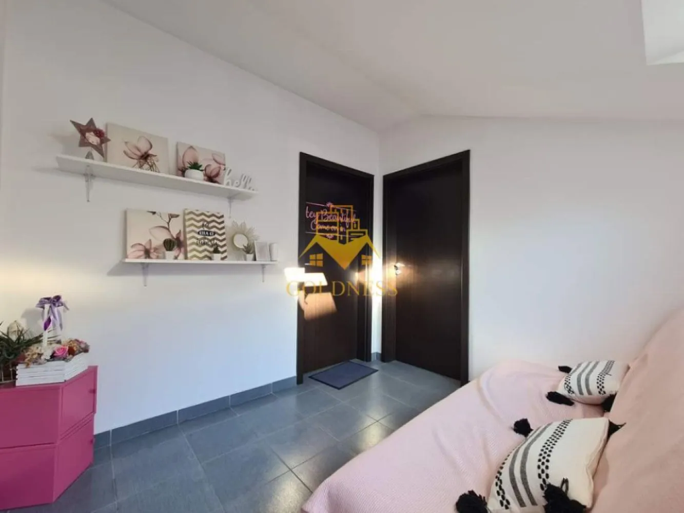 Spatiu de birou, depozitare, zona Centrala, Platinia, Motilor - Goldness Imobiliare va propune spre inchiriere spatiu comercial cu suprafata utila de 40 mp la etajul 1 intr-o cladire de P+1+M. Dacă sunteți interesați de acest spațiu și doriți să îl vizionați, dar și pentru alte oferte, nu ezitați să ne contactați telefonic sau prin e-mail. Vă stăm la dispoziție! Pentru intermediere se percepe un comision de 50% din prețul chiriei!