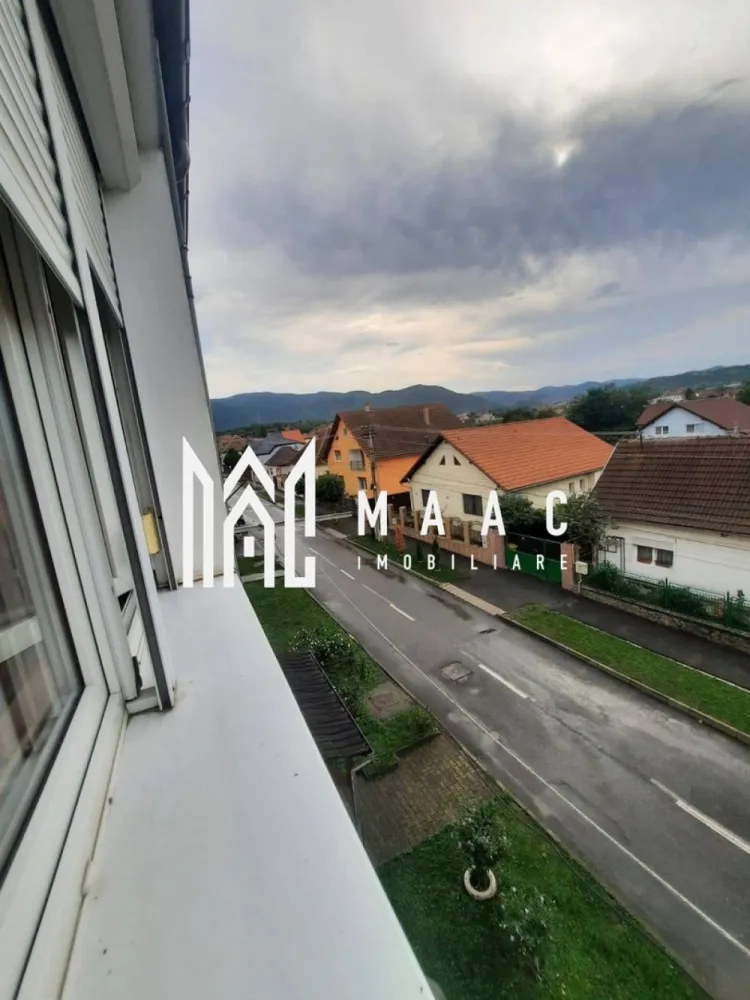 Garsoniera I Etajul 2 I 21 mp I Cisnădie - MAAC Imobiliare vă propune spre vânzare o garsonieră cochetă, situată în Cisnădie, ideală atât pentru locuit, cât și pentru investiție.

Locuința este amplasată la etajul 2 din 2 al unui imobil prevăzut cu acoperiș, oferind un plus de confort și protecție. Garsoniera are o suprafață de 24 mp și este compartimentată eficient, fiind compusă dintr-o cameră luminoasă, chicinetă practică, hol și baie.

Spațiul este bine organizat, ușor de întreținut și potrivit pentru o persoană sau un cuplu la început de drum. Zona este liniștită, cu acces facil către punctele de interes din oraș.

Pentru mai multe detalii precizați că ați văzut anunțul cu ID CP3037766
