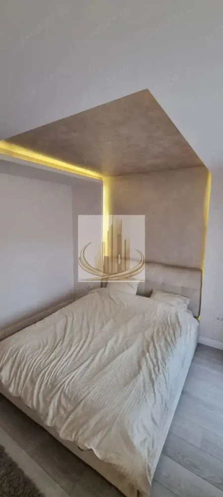 Apartament 4 camere, 76mp + 3 balcoane, zona Calea Aradului - Grand Mobilis Imobiliare vă propune spre vânzare un apartament primitor cu 4 camere, situat în zona Calea Aradului Vest – una dintre cele mai apreciate și bine conectate zone din Timișoara.

Acest apartament nu este doar o proprietate, ci poate deveni cu ușurință un cămin ideal, unde confortul, liniștea și accesul facil către tot ce aveți nevoie se îmbină perfect.

📐 Detalii proprietate:
Suprafață utilă: 76.1 mp
Suprafață totală (cu balcoane): 85.5 mp
Compartimentare: 4 camere decomandate, luminoase și bine proporționate
3 balcoane – spații perfecte pentru relaxare, cafeaua de dimineață sau depozitare
Boxă la subsol– un plus important pentru organizare
🏢 Avantaje imobil:
Apartamentul se vinde complet mobilat si utilat.
Imobil cu doar 2 apartamente pe etaj, oferind un plus de liniște și intimitate
Încălzire prin termoficare, cu posibilitate de montare a unei centrale proprii
Apartament cu vedere pe ambele părți, lumină naturală pe tot parcursul zilei
Atmosferă liniștită, ideală pentru locuit
📍 Locație excelentă:

Poziționat într-o zonă echilibrată, apartamentul oferă liniștea de care aveți nevoie acasă, dar și acces rapid către oraș:

Magazine, farmacii, școli și mijloace de transport în imediata apropiere
Acces facil către principalele artere ale orașului
La doar câteva minute de Iulius Town
💼 Potrivit pentru:

✔️ Familii care își doresc un cămin spațios, într-o zonă liniștită, dar bine conectată
✔️ Investitori, datorită randamentului ridicat de închiriere din zonă, atât pe termen lung, cât și în regim hotelier

💰 Preț: 137.900 €
📞 Pentru mai multe detalii sau pentru a programa o vizionare, vă stăm cu drag la dispoziție!