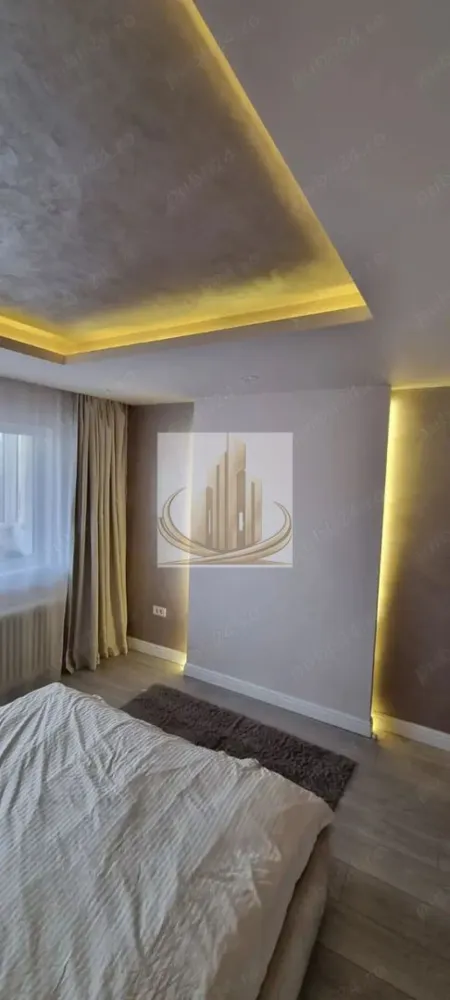 Apartament 4 camere, 76mp + 3 balcoane, zona Calea Aradului - Grand Mobilis Imobiliare vă propune spre vânzare un apartament primitor cu 4 camere, situat în zona Calea Aradului Vest – una dintre cele mai apreciate și bine conectate zone din Timișoara.

Acest apartament nu este doar o proprietate, ci poate deveni cu ușurință un cămin ideal, unde confortul, liniștea și accesul facil către tot ce aveți nevoie se îmbină perfect.

📐 Detalii proprietate:
Suprafață utilă: 76.1 mp
Suprafață totală (cu balcoane): 85.5 mp
Compartimentare: 4 camere decomandate, luminoase și bine proporționate
3 balcoane – spații perfecte pentru relaxare, cafeaua de dimineață sau depozitare
Boxă la subsol– un plus important pentru organizare
🏢 Avantaje imobil:
Apartamentul se vinde complet mobilat si utilat.
Imobil cu doar 2 apartamente pe etaj, oferind un plus de liniște și intimitate
Încălzire prin termoficare, cu posibilitate de montare a unei centrale proprii
Apartament cu vedere pe ambele părți, lumină naturală pe tot parcursul zilei
Atmosferă liniștită, ideală pentru locuit
📍 Locație excelentă:

Poziționat într-o zonă echilibrată, apartamentul oferă liniștea de care aveți nevoie acasă, dar și acces rapid către oraș:

Magazine, farmacii, școli și mijloace de transport în imediata apropiere
Acces facil către principalele artere ale orașului
La doar câteva minute de Iulius Town
💼 Potrivit pentru:

✔️ Familii care își doresc un cămin spațios, într-o zonă liniștită, dar bine conectată
✔️ Investitori, datorită randamentului ridicat de închiriere din zonă, atât pe termen lung, cât și în regim hotelier

💰 Preț: 137.900 €
📞 Pentru mai multe detalii sau pentru a programa o vizionare, vă stăm cu drag la dispoziție!
