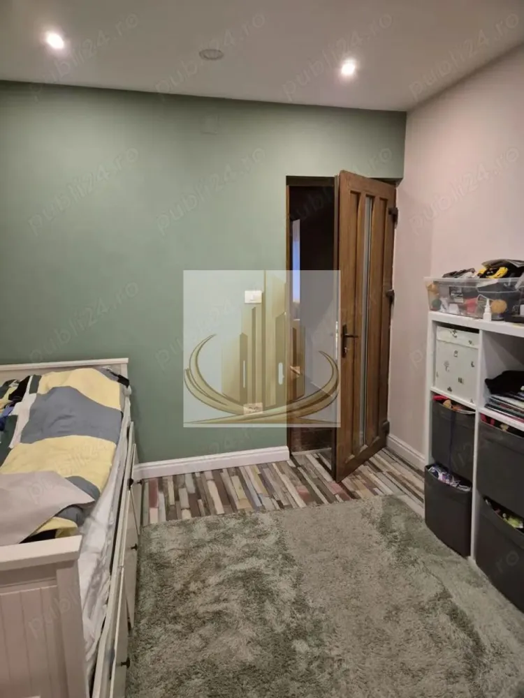 Apartament 4 camere, 76mp + 3 balcoane, zona Calea Aradului - Grand Mobilis Imobiliare vă propune spre vânzare un apartament primitor cu 4 camere, situat în zona Calea Aradului Vest – una dintre cele mai apreciate și bine conectate zone din Timișoara.

Acest apartament nu este doar o proprietate, ci poate deveni cu ușurință un cămin ideal, unde confortul, liniștea și accesul facil către tot ce aveți nevoie se îmbină perfect.

📐 Detalii proprietate:
Suprafață utilă: 76.1 mp
Suprafață totală (cu balcoane): 85.5 mp
Compartimentare: 4 camere decomandate, luminoase și bine proporționate
3 balcoane – spații perfecte pentru relaxare, cafeaua de dimineață sau depozitare
Boxă la subsol– un plus important pentru organizare
🏢 Avantaje imobil:
Apartamentul se vinde complet mobilat si utilat.
Imobil cu doar 2 apartamente pe etaj, oferind un plus de liniște și intimitate
Încălzire prin termoficare, cu posibilitate de montare a unei centrale proprii
Apartament cu vedere pe ambele părți, lumină naturală pe tot parcursul zilei
Atmosferă liniștită, ideală pentru locuit
📍 Locație excelentă:

Poziționat într-o zonă echilibrată, apartamentul oferă liniștea de care aveți nevoie acasă, dar și acces rapid către oraș:

Magazine, farmacii, școli și mijloace de transport în imediata apropiere
Acces facil către principalele artere ale orașului
La doar câteva minute de Iulius Town
💼 Potrivit pentru:

✔️ Familii care își doresc un cămin spațios, într-o zonă liniștită, dar bine conectată
✔️ Investitori, datorită randamentului ridicat de închiriere din zonă, atât pe termen lung, cât și în regim hotelier

💰 Preț: 137.900 €
📞 Pentru mai multe detalii sau pentru a programa o vizionare, vă stăm cu drag la dispoziție!