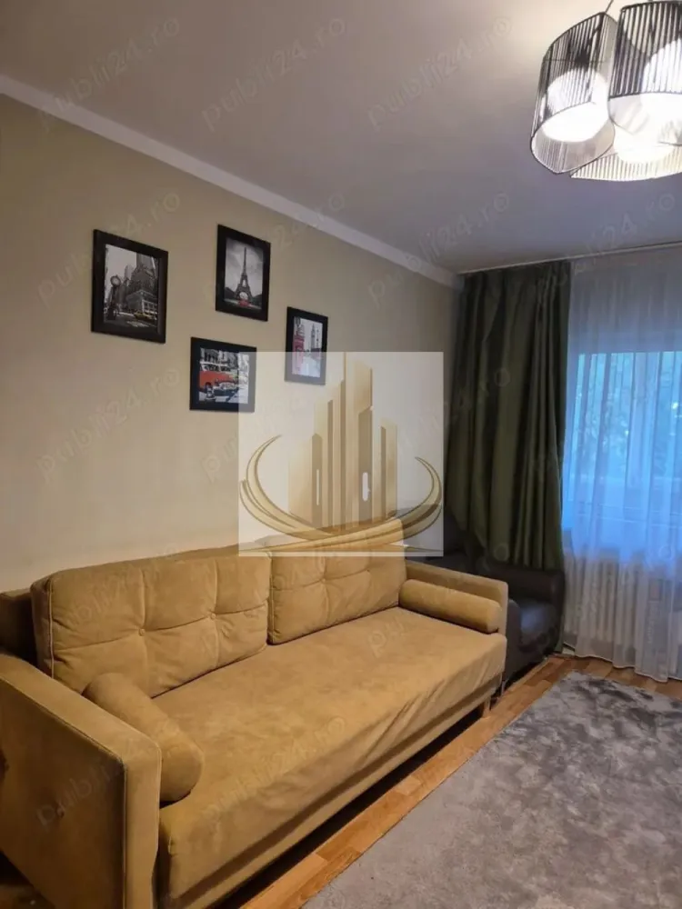 Apartament 4 camere, 76mp + 3 balcoane, zona Calea Aradului - Grand Mobilis Imobiliare vă propune spre vânzare un apartament primitor cu 4 camere, situat în zona Calea Aradului Vest – una dintre cele mai apreciate și bine conectate zone din Timișoara.

Acest apartament nu este doar o proprietate, ci poate deveni cu ușurință un cămin ideal, unde confortul, liniștea și accesul facil către tot ce aveți nevoie se îmbină perfect.

📐 Detalii proprietate:
Suprafață utilă: 76.1 mp
Suprafață totală (cu balcoane): 85.5 mp
Compartimentare: 4 camere decomandate, luminoase și bine proporționate
3 balcoane – spații perfecte pentru relaxare, cafeaua de dimineață sau depozitare
Boxă la subsol– un plus important pentru organizare
🏢 Avantaje imobil:
Apartamentul se vinde complet mobilat si utilat.
Imobil cu doar 2 apartamente pe etaj, oferind un plus de liniște și intimitate
Încălzire prin termoficare, cu posibilitate de montare a unei centrale proprii
Apartament cu vedere pe ambele părți, lumină naturală pe tot parcursul zilei
Atmosferă liniștită, ideală pentru locuit
📍 Locație excelentă:

Poziționat într-o zonă echilibrată, apartamentul oferă liniștea de care aveți nevoie acasă, dar și acces rapid către oraș:

Magazine, farmacii, școli și mijloace de transport în imediata apropiere
Acces facil către principalele artere ale orașului
La doar câteva minute de Iulius Town
💼 Potrivit pentru:

✔️ Familii care își doresc un cămin spațios, într-o zonă liniștită, dar bine conectată
✔️ Investitori, datorită randamentului ridicat de închiriere din zonă, atât pe termen lung, cât și în regim hotelier

💰 Preț: 137.900 €
📞 Pentru mai multe detalii sau pentru a programa o vizionare, vă stăm cu drag la dispoziție!