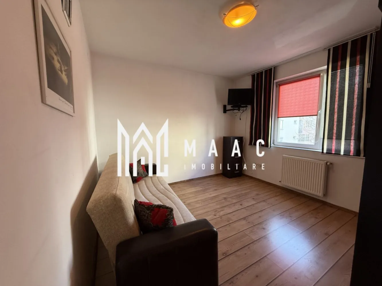 Apartament 1 camera Decomandat | Etaj 1 | Parcare | Turnisor - MAAC Imobiliare vă prezintă spre vânzare un apartament cu 1 cameră, situat la etajul 1, în cartierul Alma, Turnișor.

Caracteristici:
Apartament decomandat
1 cameră
Etaj 1 din 4
Bloc din cărămidă
An construcție: 2008

Compartimentare:
Hol de acces
Bucătărie separată utilata si mobilata.
Dormitor
Baie cu cabina si geam de aerisire.

Dotări și finisaje:
Centrală termică proprie
Parchet laminat în hol, bucătărie și cameră
Gresie și faianță în baie
Tâmplărie PVC cu geam termopan
Ușă metalică la intrare

Avantaje:
Loc de parcare inclus
Potrivit atât pentru locuit, cât și pentru investiție
Zonă liniștită, cu acces facil către oraș.

Pentru mai multe detalii precizati telefonic ca ati vazut anuntul cu ID: CP2900184
