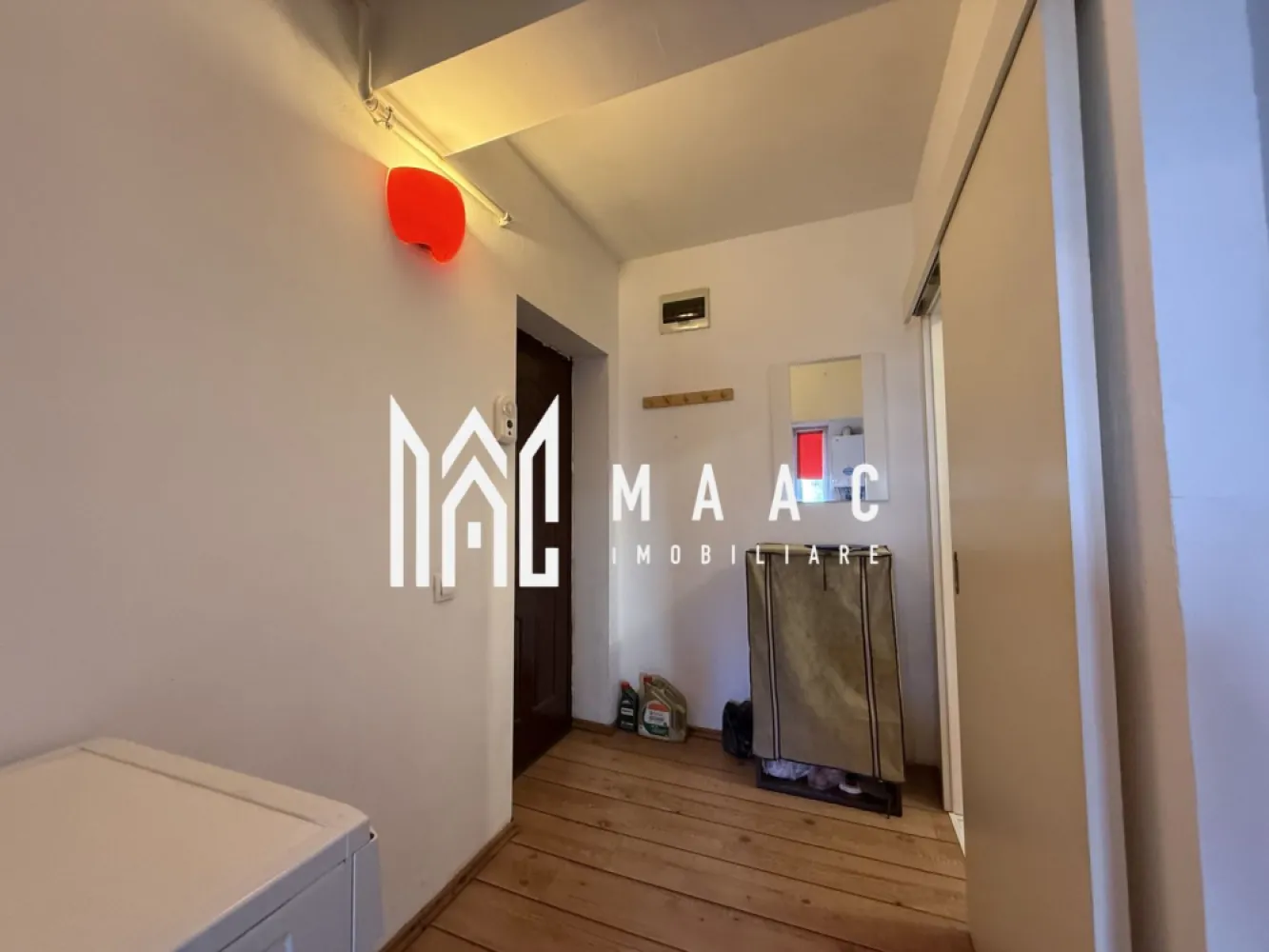 Apartament 1 camera Decomandat | Etaj 1 | Parcare | Turnisor - MAAC Imobiliare vă prezintă spre vânzare un apartament cu 1 cameră, situat la etajul 1, în cartierul Alma, Turnișor.

Caracteristici:
Apartament decomandat
1 cameră
Etaj 1 din 4
Bloc din cărămidă
An construcție: 2008

Compartimentare:
Hol de acces
Bucătărie separată utilata si mobilata.
Dormitor
Baie cu cabina si geam de aerisire.

Dotări și finisaje:
Centrală termică proprie
Parchet laminat în hol, bucătărie și cameră
Gresie și faianță în baie
Tâmplărie PVC cu geam termopan
Ușă metalică la intrare

Avantaje:
Loc de parcare inclus
Potrivit atât pentru locuit, cât și pentru investiție
Zonă liniștită, cu acces facil către oraș.

Pentru mai multe detalii precizati telefonic ca ati vazut anuntul cu ID: CP2900184