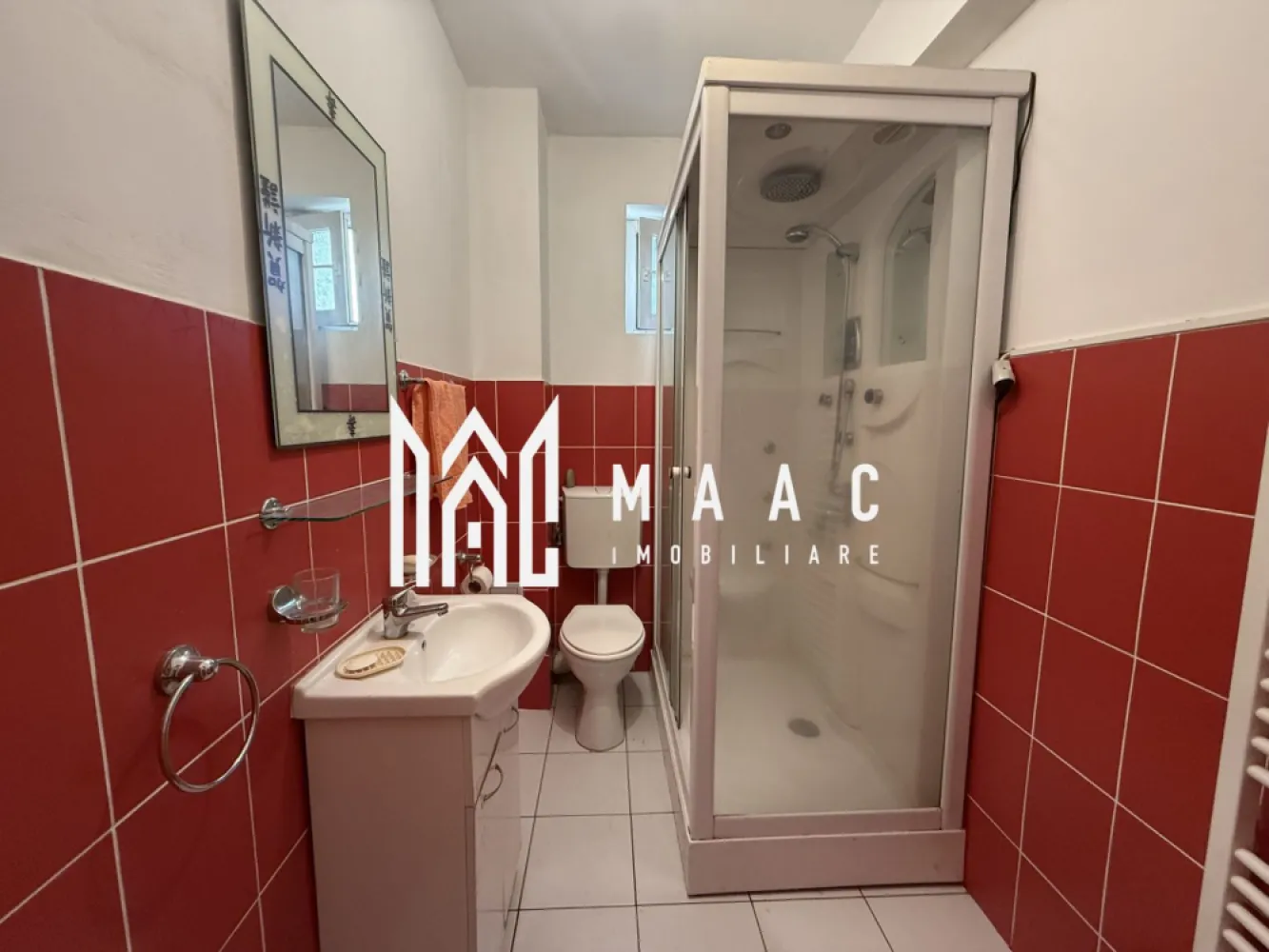 Apartament 1 camera Decomandat | Etaj 1 | Parcare | Turnisor - MAAC Imobiliare vă prezintă spre vânzare un apartament cu 1 cameră, situat la etajul 1, în cartierul Alma, Turnișor.

Caracteristici:
Apartament decomandat
1 cameră
Etaj 1 din 4
Bloc din cărămidă
An construcție: 2008

Compartimentare:
Hol de acces
Bucătărie separată utilata si mobilata.
Dormitor
Baie cu cabina si geam de aerisire.

Dotări și finisaje:
Centrală termică proprie
Parchet laminat în hol, bucătărie și cameră
Gresie și faianță în baie
Tâmplărie PVC cu geam termopan
Ușă metalică la intrare

Avantaje:
Loc de parcare inclus
Potrivit atât pentru locuit, cât și pentru investiție
Zonă liniștită, cu acces facil către oraș.

Pentru mai multe detalii precizati telefonic ca ati vazut anuntul cu ID: CP2900184