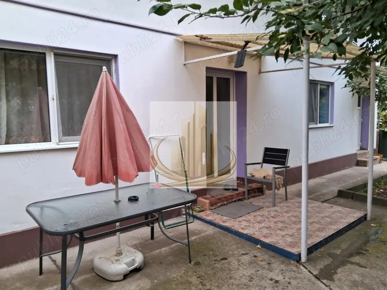 Grand Mobilis Apartament la parterul unei case de închiriat, elegant. - Locuința este complet mobilată și utilată, fiind pregătită pentru mutare imediată. Dispune de baie și bucătărie complet echipată,are si un living spatios , iar încălzirea se realizează prin centrală proprie pe gaz.

Se adresează în mod preferențial studenților sau unui cuplu, pentru 1-2 persoane. Nu se acceptă fumatul în interior și animalele de companie.
Apartamentul beneficiază de o amplasare într-o zonă liniștită, potrivită pentru relaxare, oferind totodată acces facil către punctele de interes din oraș.