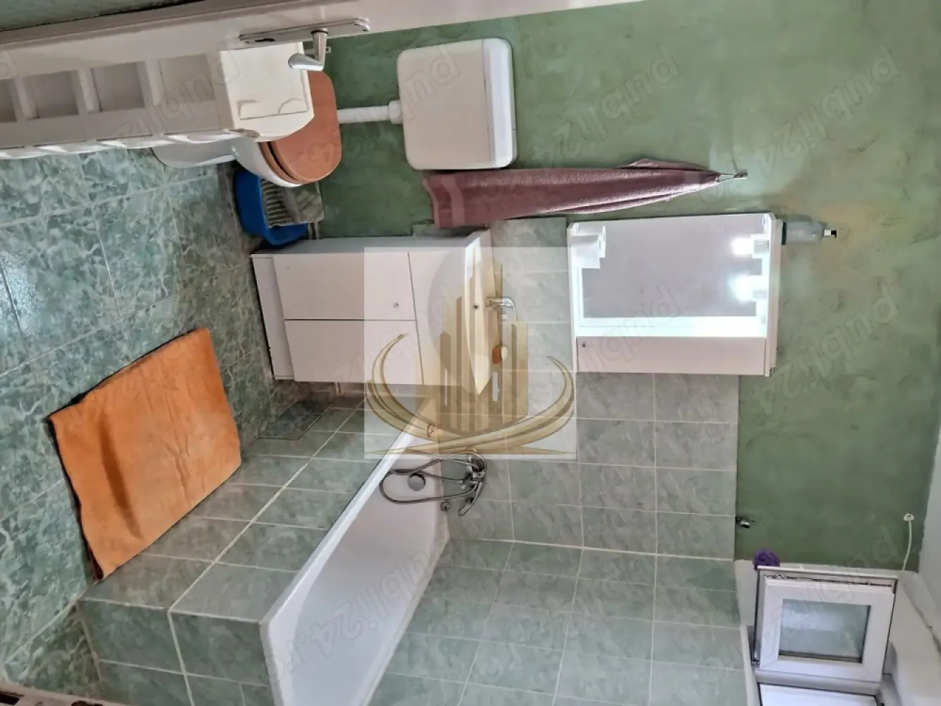 Grand Mobilis Apartament la parterul unei case de închiriat, elegant. - Locuința este complet mobilată și utilată, fiind pregătită pentru mutare imediată. Dispune de baie și bucătărie complet echipată,are si un living spatios , iar încălzirea se realizează prin centrală proprie pe gaz.

Se adresează în mod preferențial studenților sau unui cuplu, pentru 1-2 persoane. Nu se acceptă fumatul în interior și animalele de companie.
Apartamentul beneficiază de o amplasare într-o zonă liniștită, potrivită pentru relaxare, oferind totodată acces facil către punctele de interes din oraș.