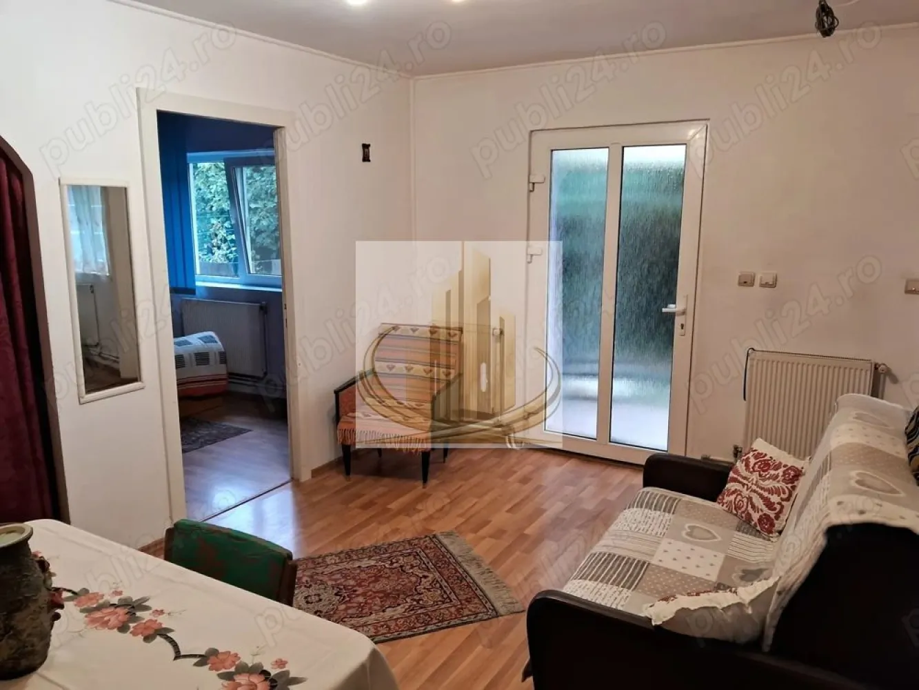 Grand Mobilis Apartament la parterul unei case de închiriat, elegant. - Locuința este complet mobilată și utilată, fiind pregătită pentru mutare imediată. Dispune de baie și bucătărie complet echipată,are si un living spatios , iar încălzirea se realizează prin centrală proprie pe gaz.

Se adresează în mod preferențial studenților sau unui cuplu, pentru 1-2 persoane. Nu se acceptă fumatul în interior și animalele de companie.
Apartamentul beneficiază de o amplasare într-o zonă liniștită, potrivită pentru relaxare, oferind totodată acces facil către punctele de interes din oraș.