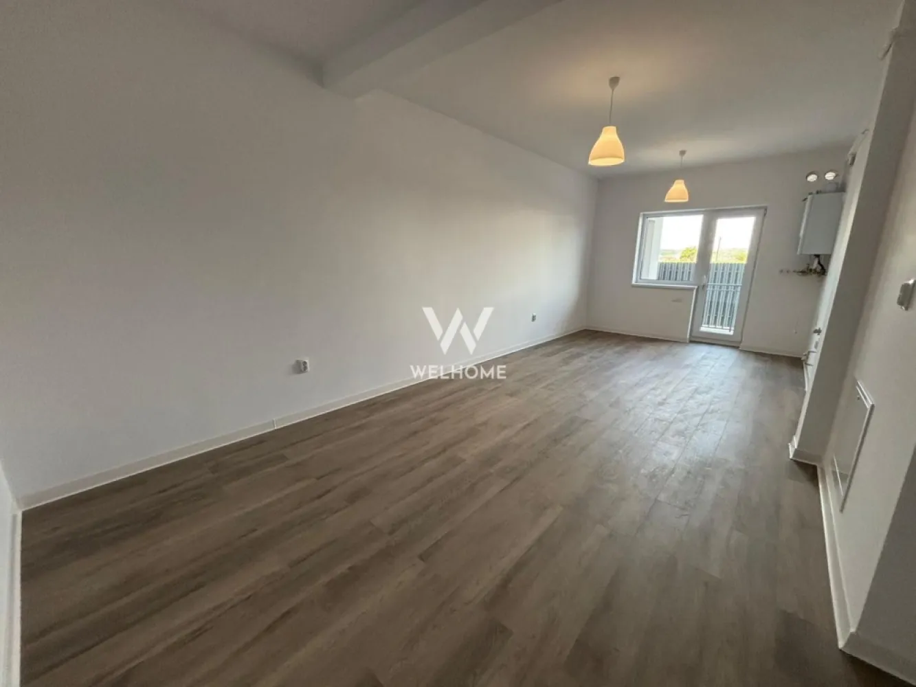 Apartament 2 camere 46 mp - zona Unirii, Selimbar - Apartament 2 camere la vila, Etajul 1/2 - Selimbar

Situat în Șelimbăr, zona Unirii, într-un ansamblu format din 3 vile cu regim redus de înălțime P+2.
Poziționat la etajul 1/2, etajul 2 vine la pachet cu POD pe toata suprafata, acces direct din apartament.
- Suprafață utilă de 46 mp + balcon de 6,58 mp, prevăzut cu cămară/debara pentru depozitare.
Compartimentat astfel: hol acces, living cu bucătărie open space, dormitor, baie, balcon, debara.
Apartamentul este dotat cu încălzire în pardoseală, un sistem modern care asigură distribuția uniformă a căldurii, un confort termic superior și eficiență energetică sporită.
Imobilul se predă la stadiul de SEMIFINISAT, oferindu-ți posibilitatea de a-l personaliza după propriul gust, sau LA CHEIE, contra cost, cu finisaje realizate de dezvoltator conform preferințelor tale.
Situat intr-o zona bună, cu acces facil la magazine, școala, mijloace de transport, shoping city și alte puncte de interes.
Un loc de parcare este inclus în preț.

Pret SEMIFINISAT: 91.900 Euro
Telefon: 0747.639.802