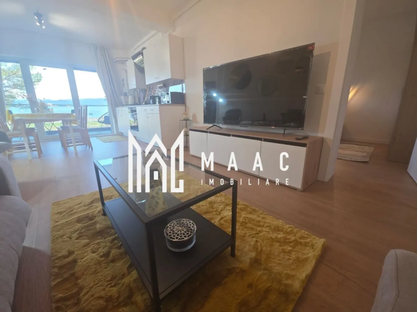 Apartament 2 camere | 50 MPU | Parcare | Turnisor - MAAC Imobiliare va propune spre vânzare un apartament modern, cu 2 camere, având o suprafață utilă de 50 mp, situat la parterul unei vile cu regim de înălțime P+1 (2 niveluri), construită din cărămidă în anul 2025.

Locuința este decomandată și inteligent compartimentată, fiind compusă din:

dormitor
living spațios cu bucătărie open space
baie
hol
2 terase generoase, finisate cu pardoseală din granit și balustrade din sticlă

Apartamentul beneficiază de orientare sudică, ceea ce îi conferă lumină naturală pe tot parcursul zilei.

Dotări și finisaje:

complet mobilat și utilat – pregătit pentru mutare imediată
încălzire în pardoseală
parchet, gresie, faianță, granit de calitate
instalații sanitare moderne
storuri electrice totale
videointerfon
electrocasnice noi

Imobilul este intabulat și dispune de loc de parcare inclus.

Ideal atât pentru locuit, cât și pentru investiție, acest apartament oferă confort, eficiență și un design contemporan într-o construcție nouă.

Pentru mai multe detalii și programarea unei vizionări, vă rugăm să ne contactați telefonic și să menționați CP3038311.
