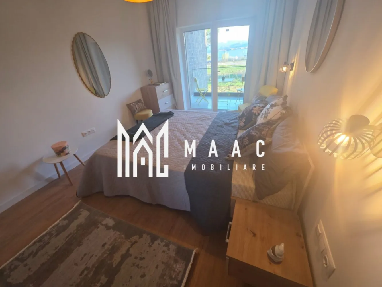 Apartament 2 camere | 50 MPU | Parcare | Turnisor - MAAC Imobiliare va propune spre vânzare un apartament modern, cu 2 camere, având o suprafață utilă de 50 mp, situat la parterul unei vile cu regim de înălțime P+1 (2 niveluri), construită din cărămidă în anul 2025.

Locuința este decomandată și inteligent compartimentată, fiind compusă din:

dormitor
living spațios cu bucătărie open space
baie
hol
2 terase generoase, finisate cu pardoseală din granit și balustrade din sticlă

Apartamentul beneficiază de orientare sudică, ceea ce îi conferă lumină naturală pe tot parcursul zilei.

Dotări și finisaje:

complet mobilat și utilat – pregătit pentru mutare imediată
încălzire în pardoseală
parchet, gresie, faianță, granit de calitate
instalații sanitare moderne
storuri electrice totale
videointerfon
electrocasnice noi

Imobilul este intabulat și dispune de loc de parcare inclus.

Ideal atât pentru locuit, cât și pentru investiție, acest apartament oferă confort, eficiență și un design contemporan într-o construcție nouă.

Pentru mai multe detalii și programarea unei vizionări, vă rugăm să ne contactați telefonic și să menționați CP3038311.