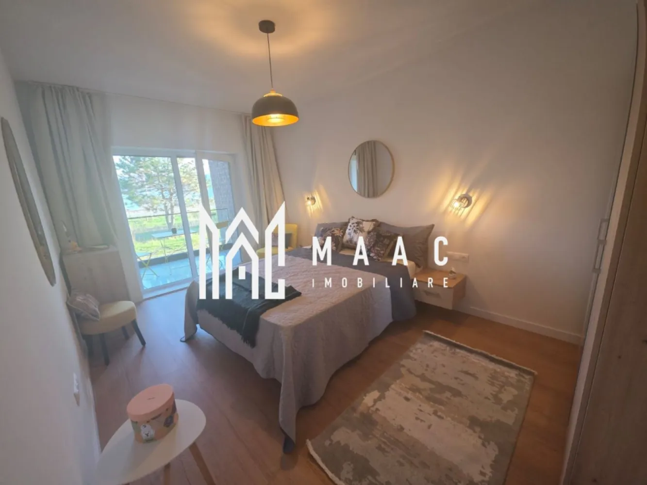 Apartament 2 camere | 50 MPU | Parcare | Turnisor - MAAC Imobiliare va propune spre vânzare un apartament modern, cu 2 camere, având o suprafață utilă de 50 mp, situat la parterul unei vile cu regim de înălțime P+1 (2 niveluri), construită din cărămidă în anul 2025.

Locuința este decomandată și inteligent compartimentată, fiind compusă din:

dormitor
living spațios cu bucătărie open space
baie
hol
2 terase generoase, finisate cu pardoseală din granit și balustrade din sticlă

Apartamentul beneficiază de orientare sudică, ceea ce îi conferă lumină naturală pe tot parcursul zilei.

Dotări și finisaje:

complet mobilat și utilat – pregătit pentru mutare imediată
încălzire în pardoseală
parchet, gresie, faianță, granit de calitate
instalații sanitare moderne
storuri electrice totale
videointerfon
electrocasnice noi

Imobilul este intabulat și dispune de loc de parcare inclus.

Ideal atât pentru locuit, cât și pentru investiție, acest apartament oferă confort, eficiență și un design contemporan într-o construcție nouă.

Pentru mai multe detalii și programarea unei vizionări, vă rugăm să ne contactați telefonic și să menționați CP3038311.