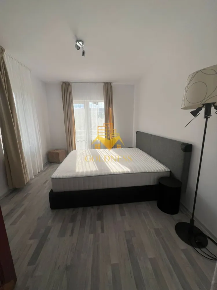 2 camere open space, Utilitati Incluse, Parcare, Oasului, Iris - GOLDNESS Imobiliare vă propune spre închiriere un apartament cu 2 camere complet mobilat și utilat, la etajul 1 într-un imobil de 2 etaje, în Cartierul Iris.
Apartamentul este la 600 euro cu utilitati incluse (apă, curent, gaz, salubritate, internet)

Dispune de loc de parcare!
Se află în apropierea stațiilor de transport în comun, magazine, restaurante, spații verzi, farmacii, etc. 

Apartamentul este compartimentat astfel:
 - dormitor cu pat matrimonial, dressing, noptiere
 - living cu bucatarie open space complet utilată și mobilată, canapea extensibilă, loc de servit masa 
 - baie cu cabina de dus, calorifer port prosop și dulap pentru depozitare.
 - doua terase de 8 mp si 10 mp 

Imobilul este dotat cu toate cele necesare- centrală proprie, frigider, aragaz, hotă, mașină de spălat haine, etc. 

Dacă sunteți interesați de acest apartament și doriți să îl vizionați, dar și pentru alte oferte nu ezitați să ne contactați telefonic sau prin e-mail. Vă stăm la dispoziție!
Pentru intermediere se percepe un comision de 50% din prețul chiriei!