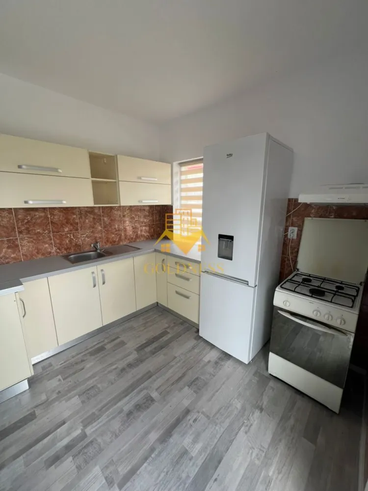 2 camere open space, Utilitati Incluse, Parcare, Oasului, Iris - GOLDNESS Imobiliare vă propune spre închiriere un apartament cu 2 camere complet mobilat și utilat, la etajul 1 într-un imobil de 2 etaje, în Cartierul Iris.
Apartamentul este la 600 euro cu utilitati incluse (apă, curent, gaz, salubritate, internet)

Dispune de loc de parcare!
Se află în apropierea stațiilor de transport în comun, magazine, restaurante, spații verzi, farmacii, etc. 

Apartamentul este compartimentat astfel:
 - dormitor cu pat matrimonial, dressing, noptiere
 - living cu bucatarie open space complet utilată și mobilată, canapea extensibilă, loc de servit masa 
 - baie cu cabina de dus, calorifer port prosop și dulap pentru depozitare.
 - doua terase de 8 mp si 10 mp 

Imobilul este dotat cu toate cele necesare- centrală proprie, frigider, aragaz, hotă, mașină de spălat haine, etc. 

Dacă sunteți interesați de acest apartament și doriți să îl vizionați, dar și pentru alte oferte nu ezitați să ne contactați telefonic sau prin e-mail. Vă stăm la dispoziție!
Pentru intermediere se percepe un comision de 50% din prețul chiriei!