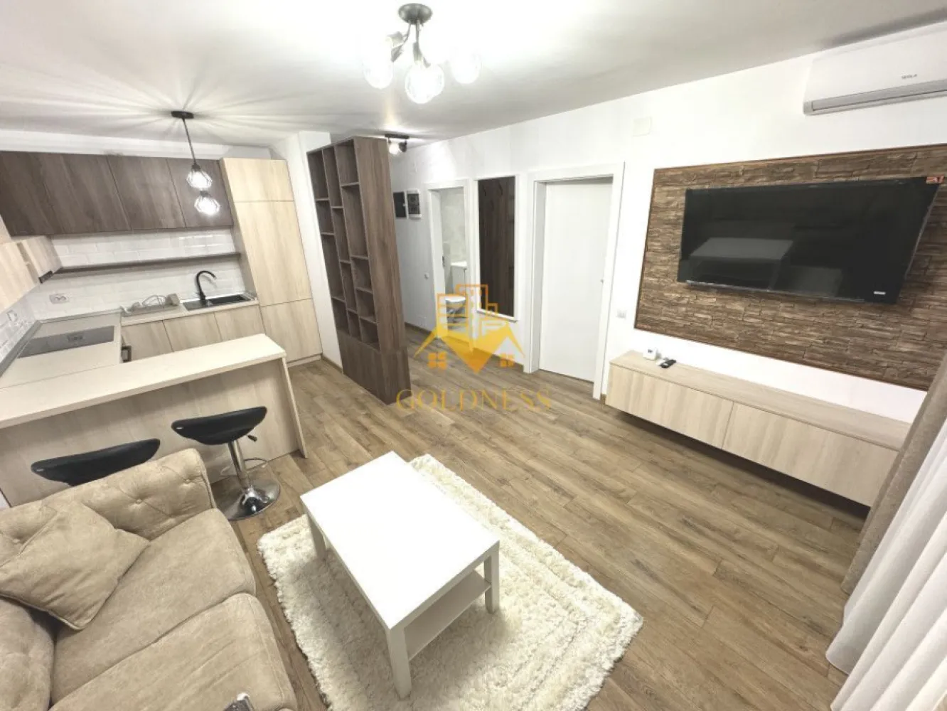 2 camere, modern, parcare, Europa Complex Luminia zona Eugen Ionesco - GOLDNESS Imobiliare vă propune spre închiriere un apartament cu 2 camere complet mobilat și utilat, la etajul 1 într-un imobil de 4 etaje, în cartierul Europa. 
Apartamentul este compartimentat astfel:

 - dormitor cu pat matrimonial, dressing, noptiere

 - living cu bucatarie open-space complet utilată, canapea extensibilă, loc de servit masa 

 - baie cu cabina de dus, calorifer port prosop inox și dulap pentru depozitare.

 - terasa de 10 mp.

Imobilul este dotat cu toate cele necesare- centrală proprie, mașină de spălat haine, frigider, plită electrică, hotă, etc. 
Se află în apropierea stațiilor de transport în comun, magazine, restaurante, spații verzi, farmacii, etc. 

Dispune de loc de parcare subterana!

Dacă sunteți interesați de acest apartament și doriți să îl vizionați, dar și pentru alte oferte nu ezitați să ne contactați telefonic sau prin e-mail. Vă stăm la dispoziție!

Pentru intermediere se percepe un comision de 50% din prețul chiriei!