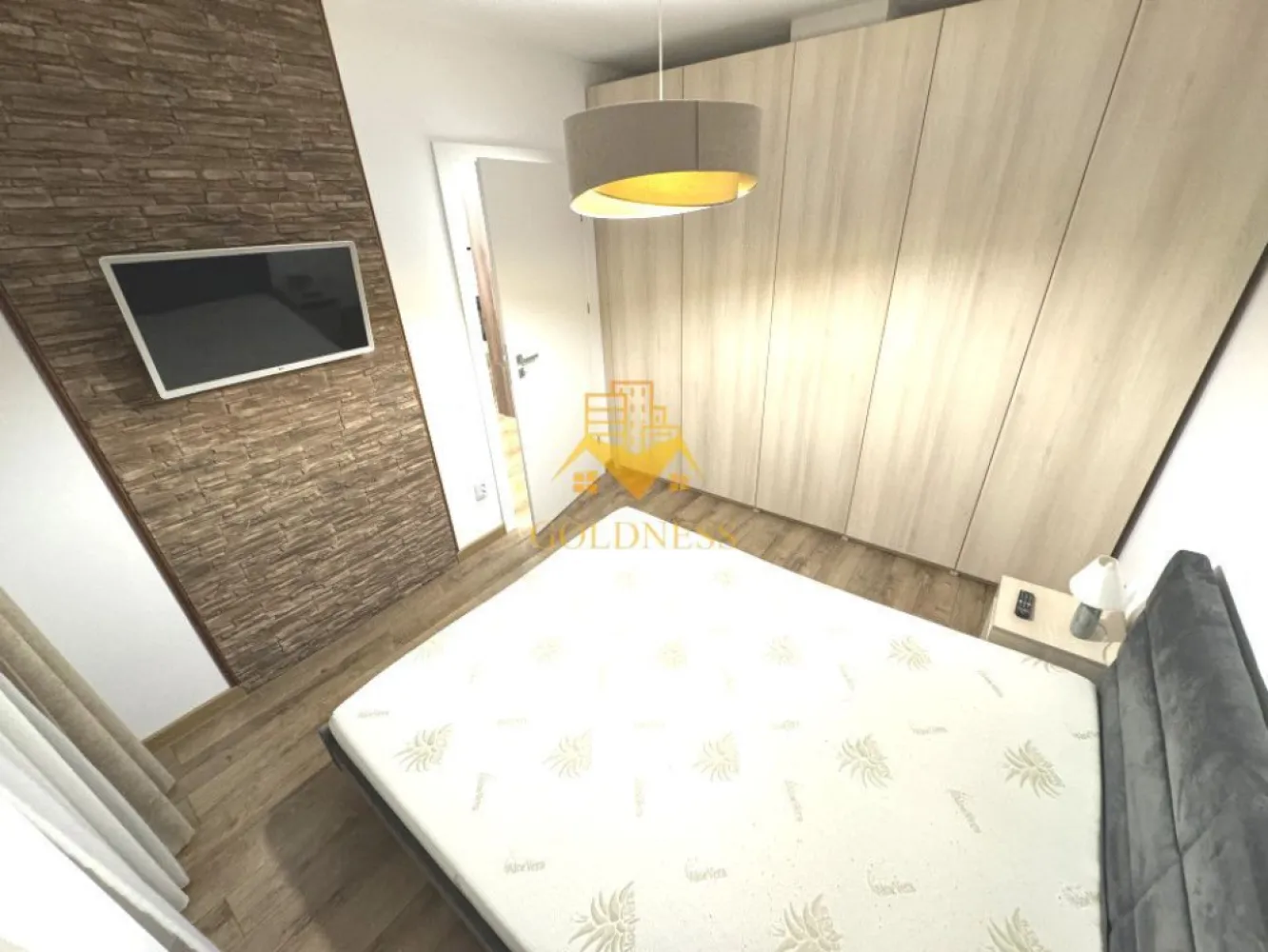 2 camere, modern, parcare, Europa Complex Luminia zona Eugen Ionesco - GOLDNESS Imobiliare vă propune spre închiriere un apartament cu 2 camere complet mobilat și utilat, la etajul 1 într-un imobil de 4 etaje, în cartierul Europa. 
Apartamentul este compartimentat astfel:

 - dormitor cu pat matrimonial, dressing, noptiere

 - living cu bucatarie open-space complet utilată, canapea extensibilă, loc de servit masa 

 - baie cu cabina de dus, calorifer port prosop inox și dulap pentru depozitare.

 - terasa de 10 mp.

Imobilul este dotat cu toate cele necesare- centrală proprie, mașină de spălat haine, frigider, plită electrică, hotă, etc. 
Se află în apropierea stațiilor de transport în comun, magazine, restaurante, spații verzi, farmacii, etc. 

Dispune de loc de parcare subterana!

Dacă sunteți interesați de acest apartament și doriți să îl vizionați, dar și pentru alte oferte nu ezitați să ne contactați telefonic sau prin e-mail. Vă stăm la dispoziție!

Pentru intermediere se percepe un comision de 50% din prețul chiriei!