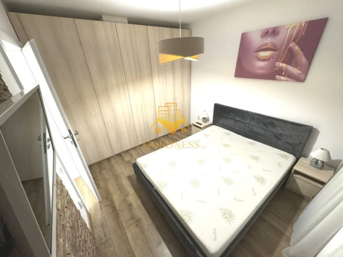 2 camere, modern, parcare, Europa Complex Luminia zona Eugen Ionesco - GOLDNESS Imobiliare vă propune spre închiriere un apartament cu 2 camere complet mobilat și utilat, la etajul 1 într-un imobil de 4 etaje, în cartierul Europa. 
Apartamentul este compartimentat astfel:

 - dormitor cu pat matrimonial, dressing, noptiere

 - living cu bucatarie open-space complet utilată, canapea extensibilă, loc de servit masa 

 - baie cu cabina de dus, calorifer port prosop inox și dulap pentru depozitare.

 - terasa de 10 mp.

Imobilul este dotat cu toate cele necesare- centrală proprie, mașină de spălat haine, frigider, plită electrică, hotă, etc. 
Se află în apropierea stațiilor de transport în comun, magazine, restaurante, spații verzi, farmacii, etc. 

Dispune de loc de parcare subterana!

Dacă sunteți interesați de acest apartament și doriți să îl vizionați, dar și pentru alte oferte nu ezitați să ne contactați telefonic sau prin e-mail. Vă stăm la dispoziție!

Pentru intermediere se percepe un comision de 50% din prețul chiriei!