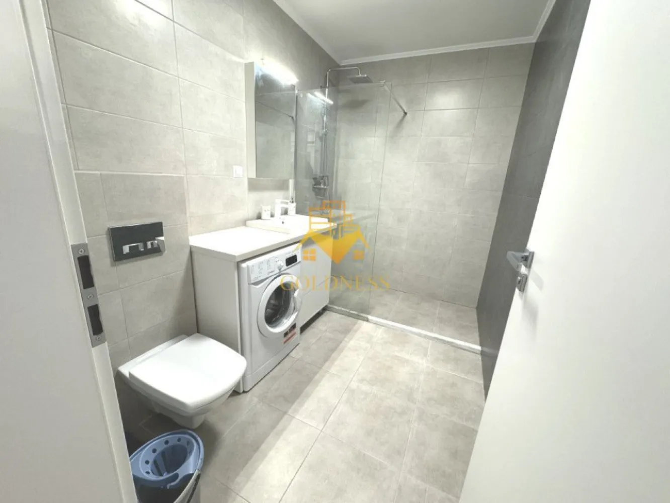 2 camere, modern, parcare, Europa Complex Luminia zona Eugen Ionesco - GOLDNESS Imobiliare vă propune spre închiriere un apartament cu 2 camere complet mobilat și utilat, la etajul 1 într-un imobil de 4 etaje, în cartierul Europa. 
Apartamentul este compartimentat astfel:

 - dormitor cu pat matrimonial, dressing, noptiere

 - living cu bucatarie open-space complet utilată, canapea extensibilă, loc de servit masa 

 - baie cu cabina de dus, calorifer port prosop inox și dulap pentru depozitare.

 - terasa de 10 mp.

Imobilul este dotat cu toate cele necesare- centrală proprie, mașină de spălat haine, frigider, plită electrică, hotă, etc. 
Se află în apropierea stațiilor de transport în comun, magazine, restaurante, spații verzi, farmacii, etc. 

Dispune de loc de parcare subterana!

Dacă sunteți interesați de acest apartament și doriți să îl vizionați, dar și pentru alte oferte nu ezitați să ne contactați telefonic sau prin e-mail. Vă stăm la dispoziție!

Pentru intermediere se percepe un comision de 50% din prețul chiriei!
