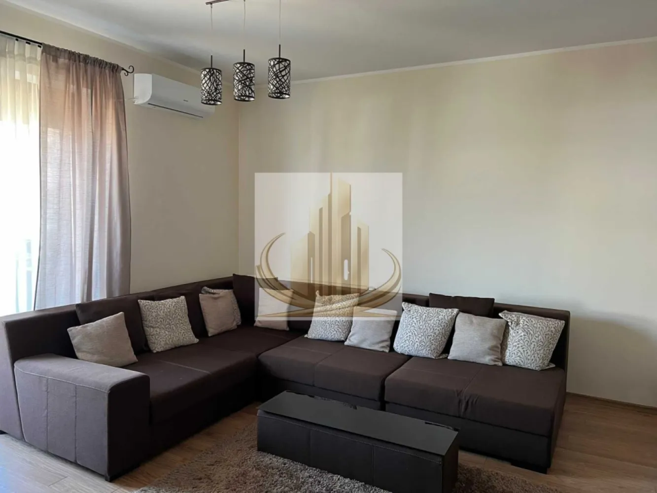 Ap 2 Camere | Dumbrăvița – Zona Decathlon| 2 Parcări | Ideal Investite - Grand Mobilis Imobiliare vă propune spre vânzare un apartament modern cu 2 camere, situat în Dumbrăvița – zona Decathlon, în imediata apropiere de Player.

Proprietatea se evidențiază printr-o compartimentare eficientă, dotări complete și o poziționare excelentă, fiind potrivită atât pentru locuit, cât și pentru investiție.

📐 Detalii proprietate:
Suprafață utilă: 46 mp
Etaj: 1 din 2
Terasă de 5 mp
Compartimentare practică și spații bine optimizate
2 locuri de parcare incluse
Spațiu de depozitare în pod, înscris în CF (pod individual, delimitat)
🏢 Dotări și beneficii:
Se vinde complet mobilat și utilat
Centrală proprie + aer condiționat
Locuință îngrijită, gata de mutare sau închiriere
Zonă liniștită, cu acces rapid către oraș
📍 Locație excelentă:
La doar 2 minute de mers pe jos de Player Dumbrăvița
În apropiere de numeroase puncte de interes: școli (inclusiv British School), restaurante, cafenele
Acces rapid către Decathlon, Selgros, IKEA, Auchan
Stație Expres 1 în apropiere
Conectare facilă către principalele artere ale orașului
💼 Potrivit pentru:

✔️ Locuință personală, într-o zonă liniștită, dar foarte bine poziționată
✔️ Investiție sigură, apartamentul putând fi preluat cu chiriași existenți, care achită lunar 400 €, oferind un randament imediat

💰 Preț: 129.900 € (negociabil)
📞 Pentru mai multe informații sau programarea unei vizionări, echipa Grand Mobilis Imobiliare vă stă la dispoziție!