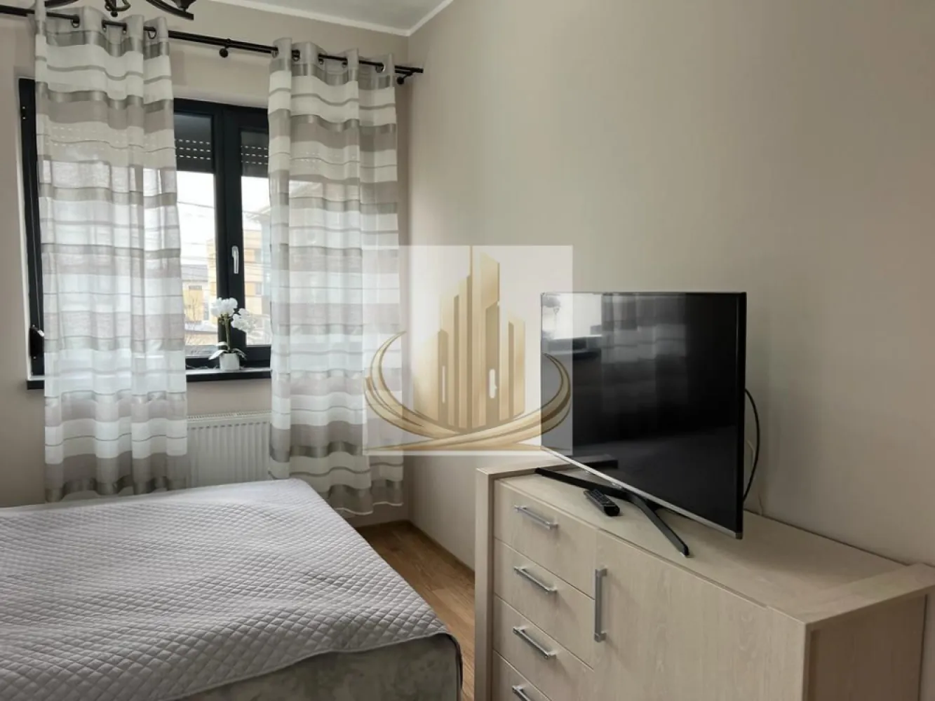 Ap 2 Camere | Dumbrăvița – Zona Decathlon| 2 Parcări | Ideal Investite - Grand Mobilis Imobiliare vă propune spre vânzare un apartament modern cu 2 camere, situat în Dumbrăvița – zona Decathlon, în imediata apropiere de Player.

Proprietatea se evidențiază printr-o compartimentare eficientă, dotări complete și o poziționare excelentă, fiind potrivită atât pentru locuit, cât și pentru investiție.

📐 Detalii proprietate:
Suprafață utilă: 46 mp
Etaj: 1 din 2
Terasă de 5 mp
Compartimentare practică și spații bine optimizate
2 locuri de parcare incluse
Spațiu de depozitare în pod, înscris în CF (pod individual, delimitat)
🏢 Dotări și beneficii:
Se vinde complet mobilat și utilat
Centrală proprie + aer condiționat
Locuință îngrijită, gata de mutare sau închiriere
Zonă liniștită, cu acces rapid către oraș
📍 Locație excelentă:
La doar 2 minute de mers pe jos de Player Dumbrăvița
În apropiere de numeroase puncte de interes: școli (inclusiv British School), restaurante, cafenele
Acces rapid către Decathlon, Selgros, IKEA, Auchan
Stație Expres 1 în apropiere
Conectare facilă către principalele artere ale orașului
💼 Potrivit pentru:

✔️ Locuință personală, într-o zonă liniștită, dar foarte bine poziționată
✔️ Investiție sigură, apartamentul putând fi preluat cu chiriași existenți, care achită lunar 400 €, oferind un randament imediat

💰 Preț: 129.900 € (negociabil)
📞 Pentru mai multe informații sau programarea unei vizionări, echipa Grand Mobilis Imobiliare vă stă la dispoziție!