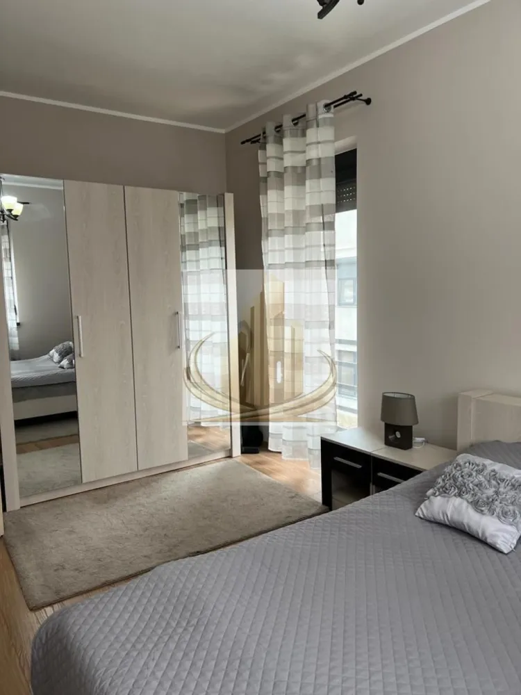 Ap 2 Camere | Dumbrăvița – Zona Decathlon| 2 Parcări | Ideal Investite - Grand Mobilis Imobiliare vă propune spre vânzare un apartament modern cu 2 camere, situat în Dumbrăvița – zona Decathlon, în imediata apropiere de Player.

Proprietatea se evidențiază printr-o compartimentare eficientă, dotări complete și o poziționare excelentă, fiind potrivită atât pentru locuit, cât și pentru investiție.

📐 Detalii proprietate:
Suprafață utilă: 46 mp
Etaj: 1 din 2
Terasă de 5 mp
Compartimentare practică și spații bine optimizate
2 locuri de parcare incluse
Spațiu de depozitare în pod, înscris în CF (pod individual, delimitat)
🏢 Dotări și beneficii:
Se vinde complet mobilat și utilat
Centrală proprie + aer condiționat
Locuință îngrijită, gata de mutare sau închiriere
Zonă liniștită, cu acces rapid către oraș
📍 Locație excelentă:
La doar 2 minute de mers pe jos de Player Dumbrăvița
În apropiere de numeroase puncte de interes: școli (inclusiv British School), restaurante, cafenele
Acces rapid către Decathlon, Selgros, IKEA, Auchan
Stație Expres 1 în apropiere
Conectare facilă către principalele artere ale orașului
💼 Potrivit pentru:

✔️ Locuință personală, într-o zonă liniștită, dar foarte bine poziționată
✔️ Investiție sigură, apartamentul putând fi preluat cu chiriași existenți, care achită lunar 400 €, oferind un randament imediat

💰 Preț: 129.900 € (negociabil)
📞 Pentru mai multe informații sau programarea unei vizionări, echipa Grand Mobilis Imobiliare vă stă la dispoziție!
