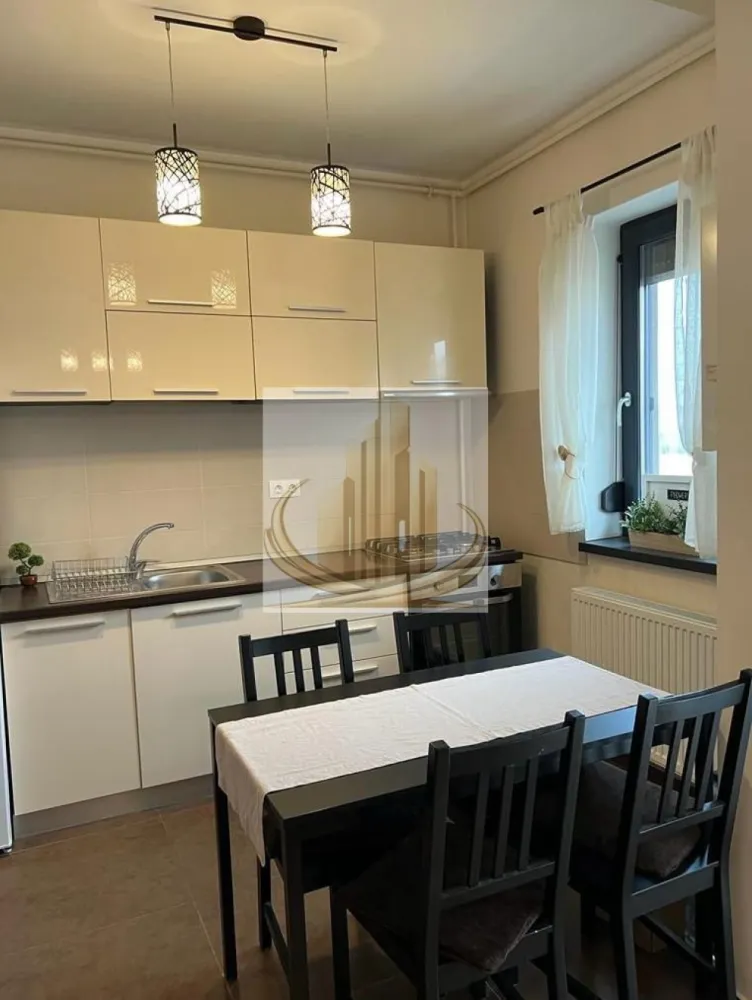 Ap 2 Camere | Dumbrăvița – Zona Decathlon| 2 Parcări | Ideal Investite - Grand Mobilis Imobiliare vă propune spre vânzare un apartament modern cu 2 camere, situat în Dumbrăvița – zona Decathlon, în imediata apropiere de Player.

Proprietatea se evidențiază printr-o compartimentare eficientă, dotări complete și o poziționare excelentă, fiind potrivită atât pentru locuit, cât și pentru investiție.

📐 Detalii proprietate:
Suprafață utilă: 46 mp
Etaj: 1 din 2
Terasă de 5 mp
Compartimentare practică și spații bine optimizate
2 locuri de parcare incluse
Spațiu de depozitare în pod, înscris în CF (pod individual, delimitat)
🏢 Dotări și beneficii:
Se vinde complet mobilat și utilat
Centrală proprie + aer condiționat
Locuință îngrijită, gata de mutare sau închiriere
Zonă liniștită, cu acces rapid către oraș
📍 Locație excelentă:
La doar 2 minute de mers pe jos de Player Dumbrăvița
În apropiere de numeroase puncte de interes: școli (inclusiv British School), restaurante, cafenele
Acces rapid către Decathlon, Selgros, IKEA, Auchan
Stație Expres 1 în apropiere
Conectare facilă către principalele artere ale orașului
💼 Potrivit pentru:

✔️ Locuință personală, într-o zonă liniștită, dar foarte bine poziționată
✔️ Investiție sigură, apartamentul putând fi preluat cu chiriași existenți, care achită lunar 400 €, oferind un randament imediat

💰 Preț: 129.900 € (negociabil)
📞 Pentru mai multe informații sau programarea unei vizionări, echipa Grand Mobilis Imobiliare vă stă la dispoziție!