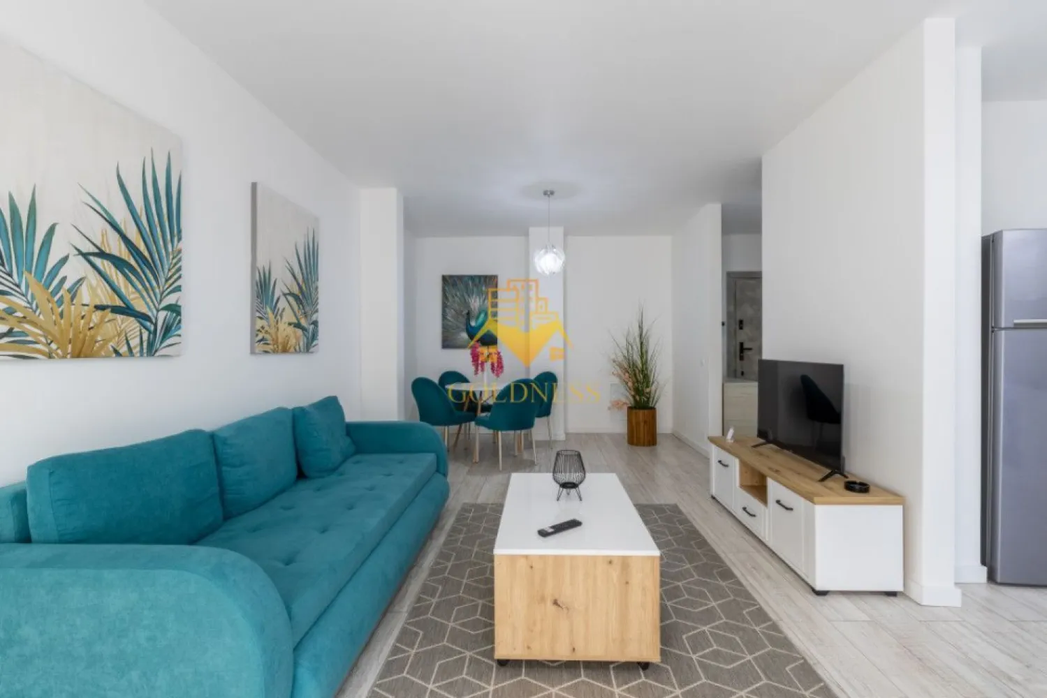 2 camere, premium, AC, garaj, bloc nou, Plopilor zona parcul Rozelor - GOLDNESS Imobiliare vă propune spre închiriere un apartament cu 2 camere open space, complet mobilat și utilat, la etajul 8 într-un imobil de etaje 10, în cartierul Plopilor.
 Apartamentul este compartimentat astfel:
 - dormitor cu pat matrimonial, dulap pentru haine, noptiere, TV
 - living cu bucatarie open-space bucătăria complet utilată, canapea extensibla, loc de servit masa, 
 - baie cu cada, calorifer port prosop inox și dulap pentru depozitare.
- terasa de 12 mp.
Ansamblul detine cea mai mare gradina privata din oras (10.000 mp), privelistea oferind relaxarea necesara fiind departe de zgomotul strazii principale.
Se află în apropierea stațiilor de transport în comun, magazine, restaurante, spații verzi, farmacii, etc. 
 
Dispune de loc de parcare subterana!

Dacă sunteți interesați de acest apartament și doriți să îl vizionați, dar și pentru alte oferte sau detalii nu ezitați să ne contactați telefonic sau prin e-mail - goldnessimobiliare@gmail.com. Vă stăm la dispoziție!