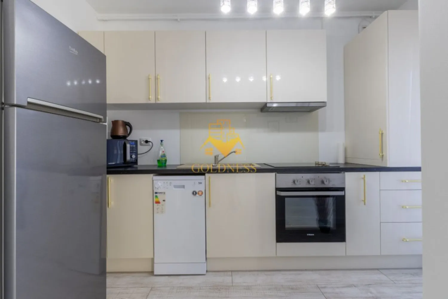2 camere, premium, AC, garaj, bloc nou, Plopilor zona parcul Rozelor - GOLDNESS Imobiliare vă propune spre închiriere un apartament cu 2 camere open space, complet mobilat și utilat, la etajul 8 într-un imobil de etaje 10, în cartierul Plopilor.
 Apartamentul este compartimentat astfel:
 - dormitor cu pat matrimonial, dulap pentru haine, noptiere, TV
 - living cu bucatarie open-space bucătăria complet utilată, canapea extensibla, loc de servit masa, 
 - baie cu cada, calorifer port prosop inox și dulap pentru depozitare.
- terasa de 12 mp.
Ansamblul detine cea mai mare gradina privata din oras (10.000 mp), privelistea oferind relaxarea necesara fiind departe de zgomotul strazii principale.
Se află în apropierea stațiilor de transport în comun, magazine, restaurante, spații verzi, farmacii, etc. 
 
Dispune de loc de parcare subterana!

Dacă sunteți interesați de acest apartament și doriți să îl vizionați, dar și pentru alte oferte sau detalii nu ezitați să ne contactați telefonic sau prin e-mail - goldnessimobiliare@gmail.com. Vă stăm la dispoziție!