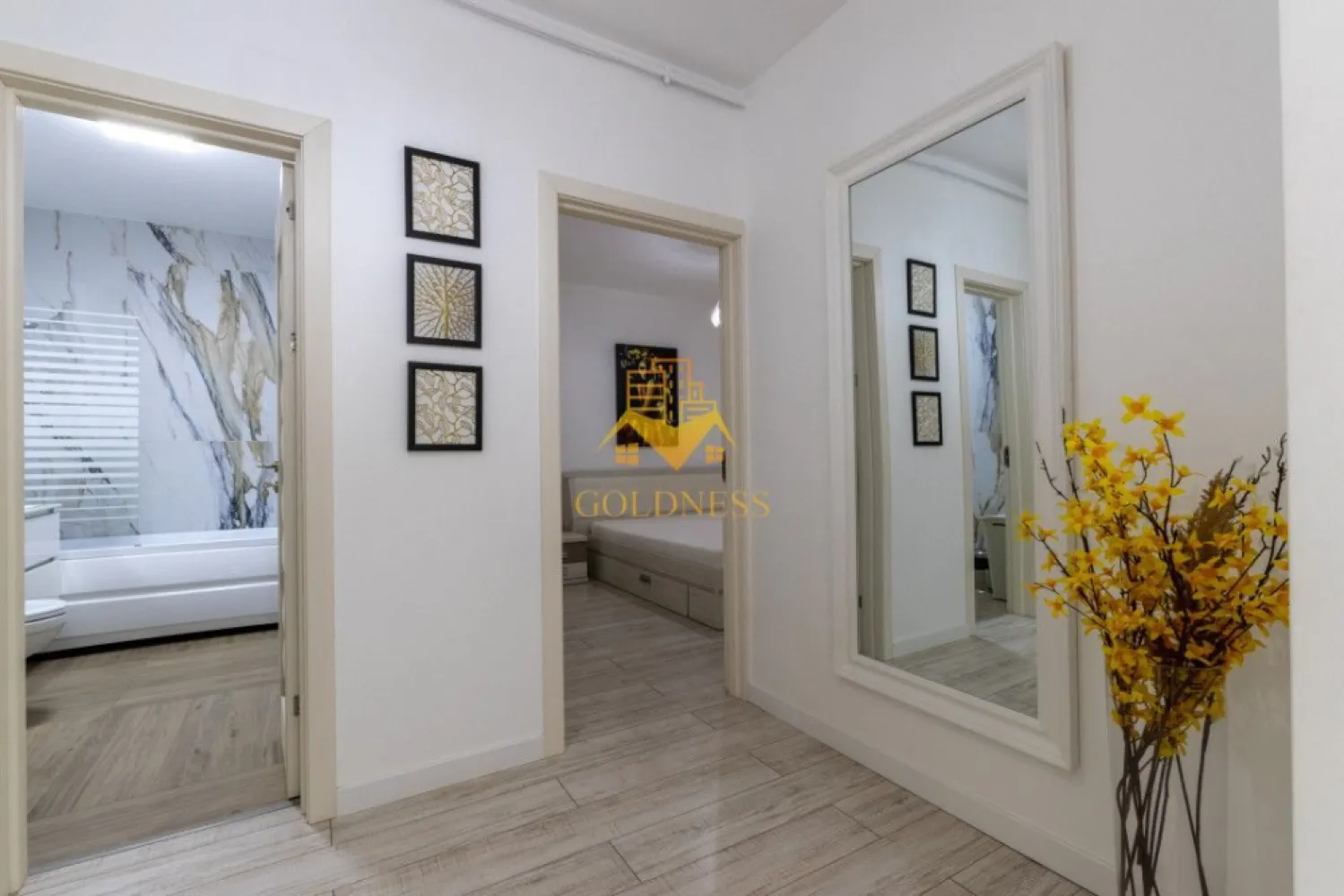 2 camere, premium, AC, garaj, bloc nou, Plopilor zona parcul Rozelor - GOLDNESS Imobiliare vă propune spre închiriere un apartament cu 2 camere open space, complet mobilat și utilat, la etajul 8 într-un imobil de etaje 10, în cartierul Plopilor.
 Apartamentul este compartimentat astfel:
 - dormitor cu pat matrimonial, dulap pentru haine, noptiere, TV
 - living cu bucatarie open-space bucătăria complet utilată, canapea extensibla, loc de servit masa, 
 - baie cu cada, calorifer port prosop inox și dulap pentru depozitare.
- terasa de 12 mp.
Ansamblul detine cea mai mare gradina privata din oras (10.000 mp), privelistea oferind relaxarea necesara fiind departe de zgomotul strazii principale.
Se află în apropierea stațiilor de transport în comun, magazine, restaurante, spații verzi, farmacii, etc. 
 
Dispune de loc de parcare subterana!

Dacă sunteți interesați de acest apartament și doriți să îl vizionați, dar și pentru alte oferte sau detalii nu ezitați să ne contactați telefonic sau prin e-mail - goldnessimobiliare@gmail.com. Vă stăm la dispoziție!