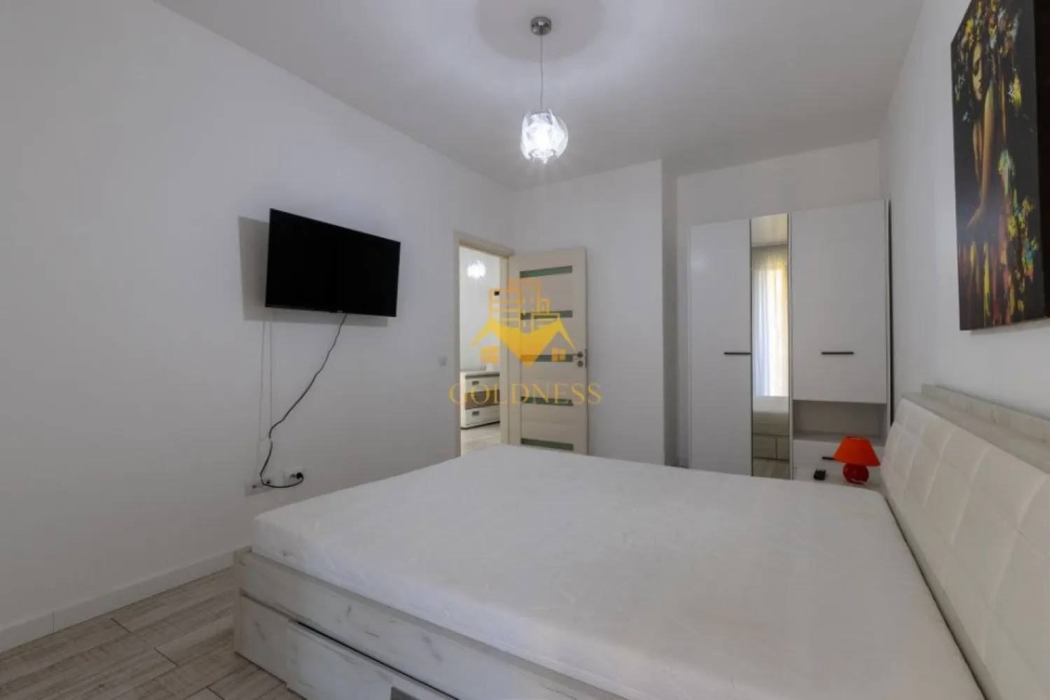 2 camere, premium, AC, garaj, bloc nou, Plopilor zona parcul Rozelor - GOLDNESS Imobiliare vă propune spre închiriere un apartament cu 2 camere open space, complet mobilat și utilat, la etajul 8 într-un imobil de etaje 10, în cartierul Plopilor.
 Apartamentul este compartimentat astfel:
 - dormitor cu pat matrimonial, dulap pentru haine, noptiere, TV
 - living cu bucatarie open-space bucătăria complet utilată, canapea extensibla, loc de servit masa, 
 - baie cu cada, calorifer port prosop inox și dulap pentru depozitare.
- terasa de 12 mp.
Ansamblul detine cea mai mare gradina privata din oras (10.000 mp), privelistea oferind relaxarea necesara fiind departe de zgomotul strazii principale.
Se află în apropierea stațiilor de transport în comun, magazine, restaurante, spații verzi, farmacii, etc. 
 
Dispune de loc de parcare subterana!

Dacă sunteți interesați de acest apartament și doriți să îl vizionați, dar și pentru alte oferte sau detalii nu ezitați să ne contactați telefonic sau prin e-mail - goldnessimobiliare@gmail.com. Vă stăm la dispoziție!