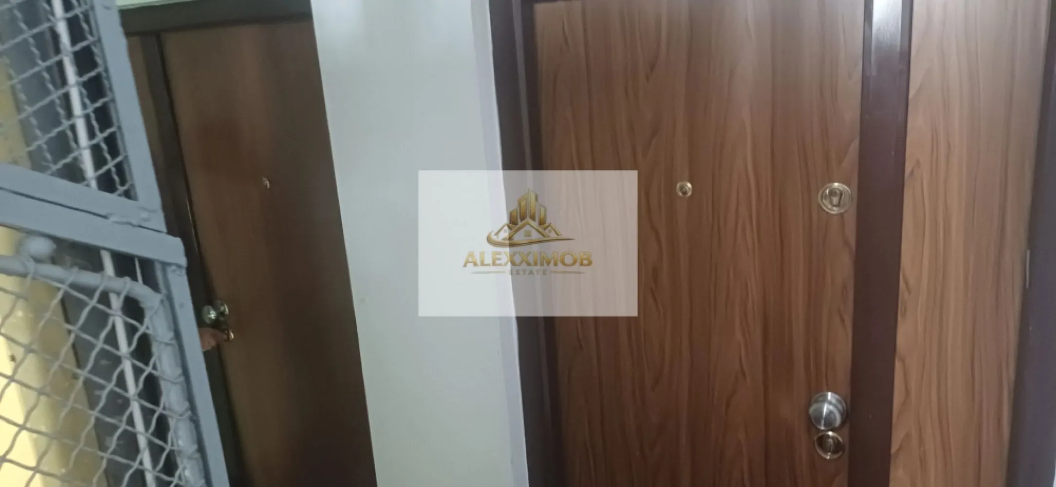 Apartament de Vanzare - Zona Ateneul Roman - 4 camere - 110 MP - Vă prezentăm spre vanzare un apartament spațios cu 4 camere, situat in zona Ateneul Roman, zonă centrală și apreciată pentru accesul facil către principalele puncte de interes ale orașului.

Locuința are o suprafață generoasă de 110 mp, fiind amplasată la etajul 5 din 6 al imobilului. Apartamentul este mobilat în stil clasic, oferind un ambient elegant și confortabil, ideal pentru o familie sau pentru cei care apreciază spațiile ample.

Caracteristici principale:

4 camere
Suprafață utilă: 110 mp
Mobilat clasic
2 balcoane
Etaj 5 din 6
Compartimentare practică și luminoasă
Zonă centrală, cu acces rapid către restaurante, cafenele, instituții culturale și mijloace de transport.

Apartamentul beneficiază de camere generoase, lumină naturală din abundență și 1 balcon mare care oferă spațiu suplimentar pentru relaxare.

Doar plata cash - R2.

Pentru mai multe informații sau pentru programarea unei vizionări, vă stăm la dispoziție. 

Alexximob Estate - tel. 0751454742

comision: 1,8%