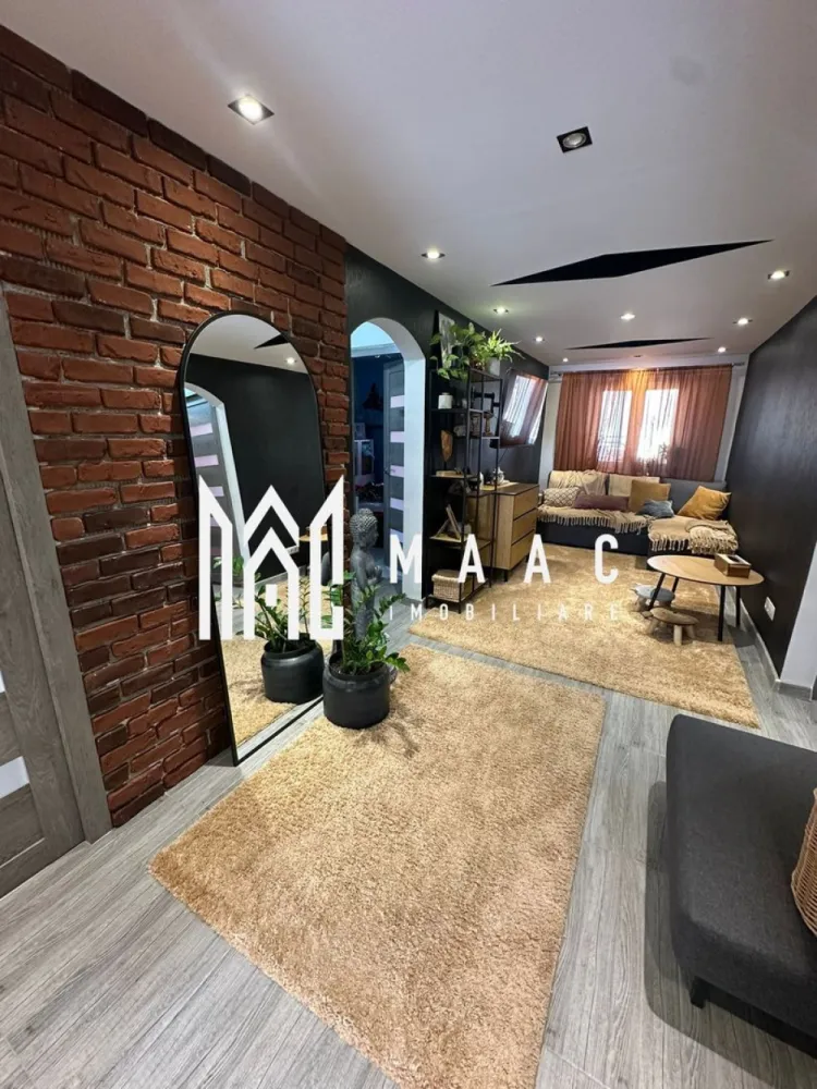 Apartament ultracentral 4 camere I Decomandat I 95 MPU | Etaj 1 | Mediaș - MAAC Imobiliare va propune spre vanzare un apartament deosebit, cu 4 camere decomandate, situat chiar în inima orașului Mediaș, la etajul 1 – o combinație rară între confortul unui apartament și avantajele unei case. Practic, ai senzația de casă, dar cu toate beneficiile unei locații ultracentrale.

Cu o suprafață utilă de 95 mp, locuința este excelent compartimentată și oferă:

4 camere spațioase și bine delimitate
balcon generos de 9 metri, închis cu termopan – perfect pentru relaxare
pivniță inclusă, ideală pentru depozitare

Avantaje care fac diferența:

curte mare, închisă și securizată, cu acces controlat de pe telefon
locuri de parcare chiar în fața imobilului
spațiu verde și loc de joacă pentru copii
zonă liniștită, deși te afli în centrul orașului

Apartamentul se vinde complet mobilat și utilat, fiind pregătit pentru mutare imediată.

Este locul ideal pentru:

o familie cu copii, care are nevoie de siguranță și spațiu
un cuplu care își dorește liniște, dar și acces rapid la toate facilitățile urbane
un investitor care înțelege valoarea unei locații centrale, completate de facilități rare

Aici, copilul tău poate coborî în siguranță în curte, iar tu îți poți savura cafeaua dimineața pe balconul generos de 9 metri.

Pentru mai multe detalii și programarea unei vizionări, vă rugăm să ne contactați telefonic și să menționați CP2992912.