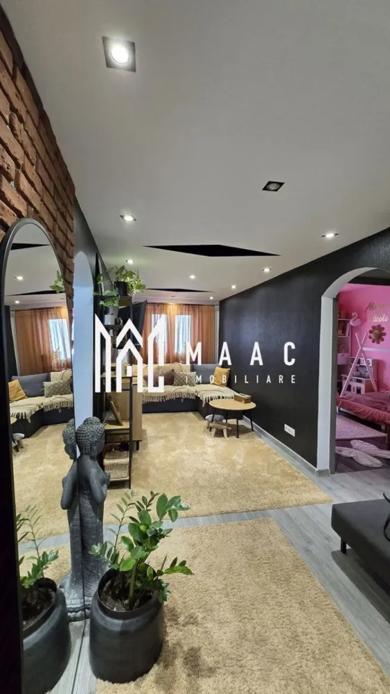 Apartament ultracentral 4 camere I Decomandat I 95 MPU | Etaj 1 | Mediaș - MAAC Imobiliare va propune spre vanzare un apartament deosebit, cu 4 camere decomandate, situat chiar în inima orașului Mediaș, la etajul 1 – o combinație rară între confortul unui apartament și avantajele unei case. Practic, ai senzația de casă, dar cu toate beneficiile unei locații ultracentrale.

Cu o suprafață utilă de 95 mp, locuința este excelent compartimentată și oferă:

4 camere spațioase și bine delimitate
balcon generos de 9 metri, închis cu termopan – perfect pentru relaxare
pivniță inclusă, ideală pentru depozitare

Avantaje care fac diferența:

curte mare, închisă și securizată, cu acces controlat de pe telefon
locuri de parcare chiar în fața imobilului
spațiu verde și loc de joacă pentru copii
zonă liniștită, deși te afli în centrul orașului

Apartamentul se vinde complet mobilat și utilat, fiind pregătit pentru mutare imediată.

Este locul ideal pentru:

o familie cu copii, care are nevoie de siguranță și spațiu
un cuplu care își dorește liniște, dar și acces rapid la toate facilitățile urbane
un investitor care înțelege valoarea unei locații centrale, completate de facilități rare

Aici, copilul tău poate coborî în siguranță în curte, iar tu îți poți savura cafeaua dimineața pe balconul generos de 9 metri.

Pentru mai multe detalii și programarea unei vizionări, vă rugăm să ne contactați telefonic și să menționați CP2992912.