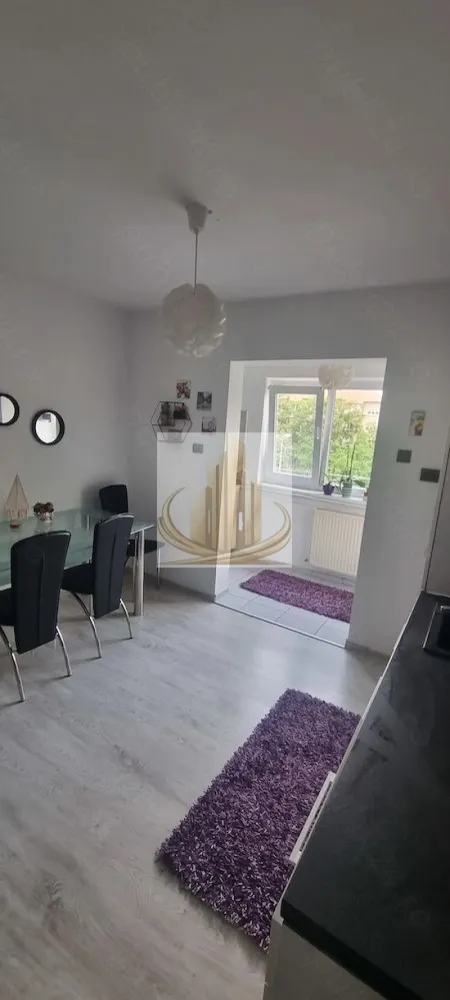 Grand Mobilis 2 camere girocului, centrala proprie - Grand Mobilis propune spre închiriere un apartament cu 2 camere, situat în zona Girocului – o locație apreciată pentru liniște și acces facil către toate punctele de interes. Apartamentul este decomandat, bine compartimentat și pregătit pentru mutare imediată, oferind confortul necesar unui stil de viață modern. 📐 Suprafață: 54 mp 🏢 Etaj intermediar (et. 3/4) 🔥 Centrală termică proprie ❄️ Aer condiționat 🛋 Complet utilat și mobilat 📍 Locație excelentă: – zonă liniștită – acces rapid la mijloace de transport în comun – în apropiere de magazine, supermarketuri, farmacii, școli și grădinițe – la câteva minute de sala de fitness Gym One 2, ideal pentru un stil de viață activ 💪 💰 Preț: 400 euro/lună + garanție 400 euro Un apartament ideal pentru cei care își doresc confort, accesibilitate și facilități în imediata apropiere. 📞 Programează o vizionare și descoperă dacă este locuința potrivită pentru tine! ID intern CP3038511