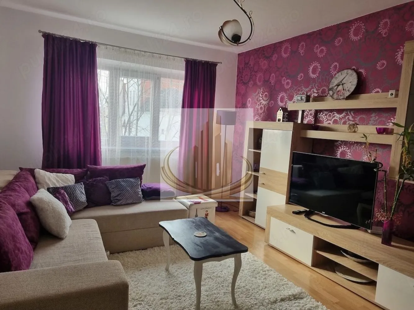 Grand Mobilis 2 camere girocului, centrala proprie - Grand Mobilis propune spre închiriere un apartament cu 2 camere, situat în zona Girocului – o locație apreciată pentru liniște și acces facil către toate punctele de interes. Apartamentul este decomandat, bine compartimentat și pregătit pentru mutare imediată, oferind confortul necesar unui stil de viață modern. 📐 Suprafață: 54 mp 🏢 Etaj intermediar (et. 3/4) 🔥 Centrală termică proprie ❄️ Aer condiționat 🛋 Complet utilat și mobilat 📍 Locație excelentă: – zonă liniștită – acces rapid la mijloace de transport în comun – în apropiere de magazine, supermarketuri, farmacii, școli și grădinițe – la câteva minute de sala de fitness Gym One 2, ideal pentru un stil de viață activ 💪 💰 Preț: 400 euro/lună + garanție 400 euro Un apartament ideal pentru cei care își doresc confort, accesibilitate și facilități în imediata apropiere. 📞 Programează o vizionare și descoperă dacă este locuința potrivită pentru tine! ID intern CP3038511