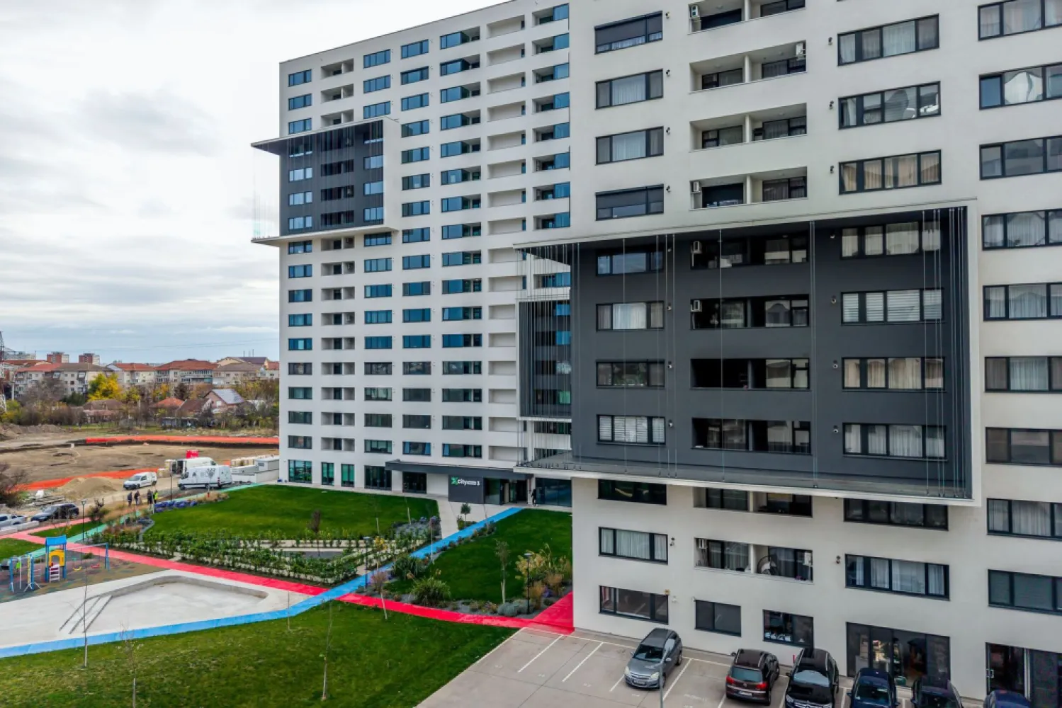 Apartament Nou de Vânzare în Ansamblul Rezidențial X City, Timișoara! - Descoperă exclusivismul și confortul unui stil de viață modern în inima unei zone noi și vibrante!
Apartament de vânzare direct de la dezvoltator, comision 0%!
Prețul apartamentului este 108.715 euro + TVA 21%. Apartamentul include un loc de parcare.
🔑 Caracteristici principale:

Apartament Eficient Energetic: Beneficiază de un consum mic de energie, ideal pentru un trai sustenabil și economii pe termen lung.
Design Modern: Spații luminoase și bine compartimentate, perfect adaptate nevoilor tale.
Locație Premium: Situat într-un ansamblu rezidențial deosebit, cu acces facil la toate facilitățile necesare.
Fie că ești în căutarea unei locuințe pentru tine sau a unei investiții inteligente, acest apartament este alegerea perfectă!
Apartamentul prezentat are termen de predare luna martie 2026, iar pozele sunt cu titlu informativ, fiind preluate de la apartamentele finalizate și finisate din complex. 

📞 Contactează-mă pentru mai multe detalii și pentru a programa o vizionare la 0724 694 458 Dorel Vereș! Nu rata ocazia de a face parte din comunitatea X City!

Împreună, construim viitorul tău! 🏡✨