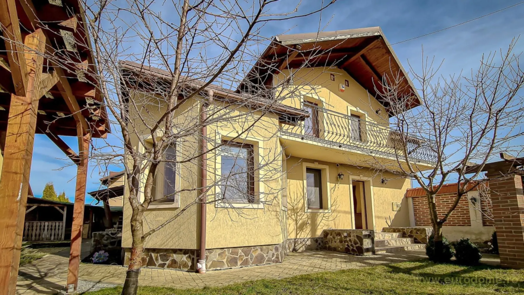Casa noua, intrare Stupini - Casa singur in curte, P+E+ M, an constructie 2010, insorita, vedere pe 3 parti, centrala termica, termopan, imbunatatita cu bun gust; suprafata locuibila 250 mp, teren 400 mp, amprenta 140 mp, constructie caramida +beton, finisata total, calitate (piatra, placaje deosebite, fier forjat, usi furnir natural), toate utilitatile+alarma+interfon. Parter: living 35 mp, bucatarie 10 mp, dinning 11 mp, baie,camara, hol, garaj; Etaj: 4 dormitoare (22, 17, 12 si 11 mp), baie 15 mp, 2 balcoane; Mansarda 35 mp+ spatii depozitare 50 mp(pod), libera de la 1 Mai 2024.