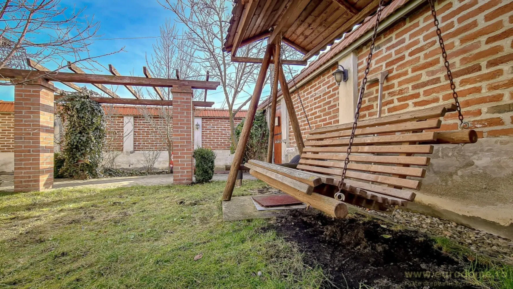 Casa noua, intrare Stupini