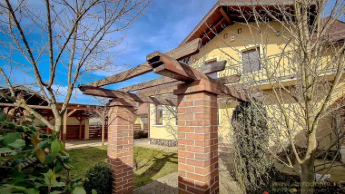 Casa noua, intrare Stupini