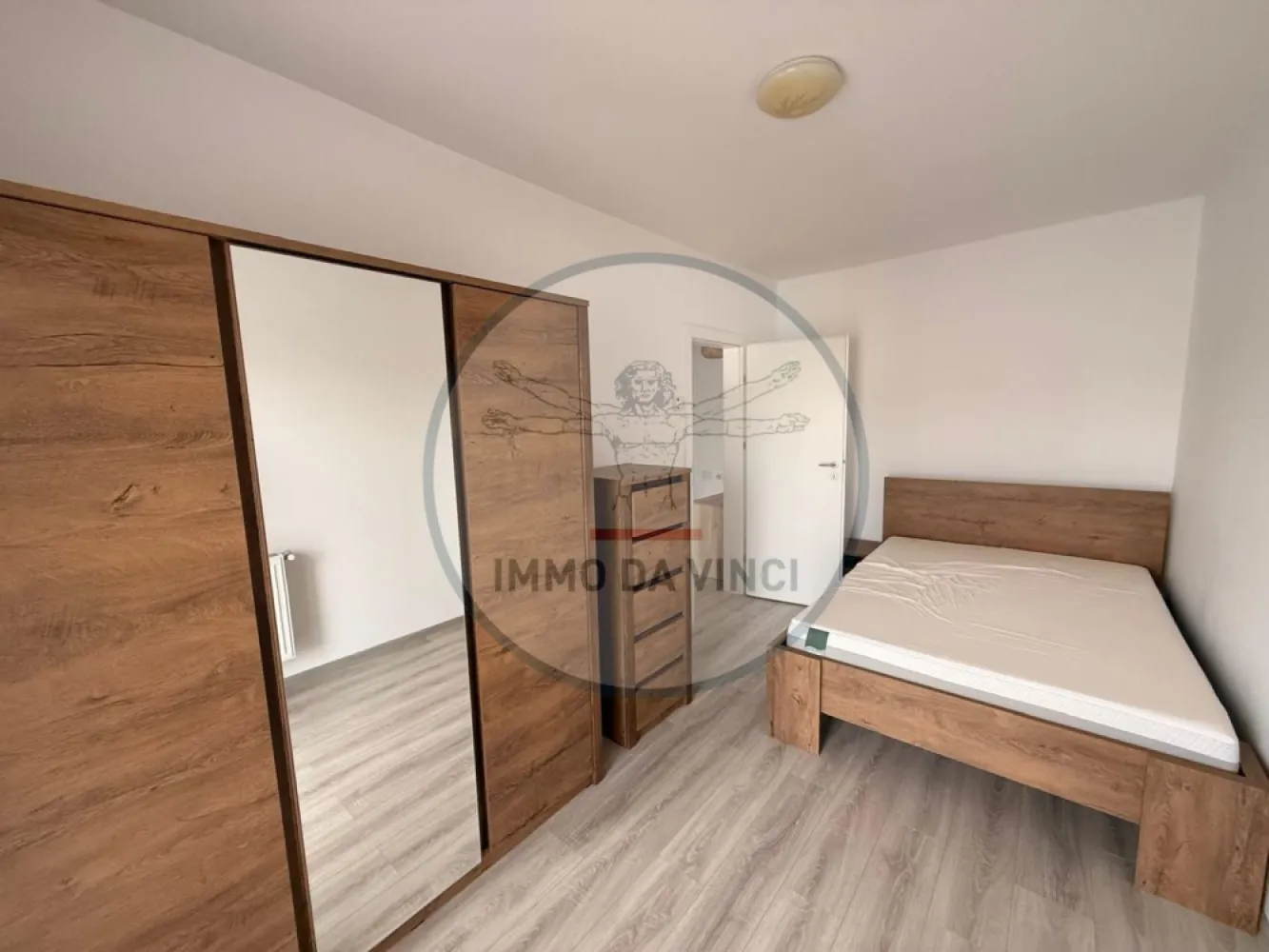 Apartament 2 camere Zona Fabricii/Kaufland Marasti - 🏡 Vând apartament 2 camere – Modern & Complet utilat – Fabricii/Kaufland Mărăști

📍 Locație excelentă: Strada Fabricii, zona Kaufland Mărăști
🏢 Etaj: 2/8, cu lift
📐 Suprafață utilă: 41 mp + 7 mp balcon generos
🚗 Parcare subterana
🛋️ Complet mobilat & utilat – Gata de mutat!

Detalii apartament:
🛏️ Dormitor confortabil
🛋️ Living open-space – spațios și luminos, perfect pentru relaxare
🍽️ Bucătărie complet echipată – electrocasnice moderne
🛁 Baie elegantă cu finisaje de calitate
🌇 Balcon spațios – ideal pentru cafeaua de dimineață sau relaxare
🔒 Acces securizat în bloc, lift modern

Avantaje & Facilități:
✔️ Parcare subterană
✔️ Mobilier modern și electrocasnice incluse
✔️ Izolație termică – costuri mici la întreținere
✔️ Poziție excelentă:

2 min de Kaufland
Aproape de mijloace de transport
Acces rapid către centrul orașului
Magazine, restaurante, școli și parcuri în apropiere

✨ Ideal pentru cupluri, tineri profesioniști sau ca investiție (se închiriază ușor)!
📞 Contact direct proprietar: 0756 935 933
📸 Poze suplimentare și detalii la cerere!