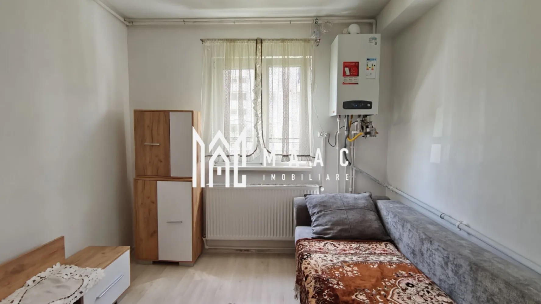 Garsonieră 13 mp I Parter I Centrală I Ștefan Cel Mare - MAAC Imobiliare propune spre vânzare o garsonieră de 13 mp, situată în cartierul Broscărie, în apropierea magazinului Simpa — o zonă accesibilă, cu legături rapide către punctele esențiale din Sibiu.

Compartimentare:
hol de acces
cameră de zi / dormitor
baie.

Dotări și confort
Încălzire prin centrala termica proprie pe gaz și calorifere
Apă caldă asigurată de centrală
Mobilier nou, garsoniera a fost recent igienizată
Toate utilitățile disponibile
Disponibilitate imediată

Garsoniera este ideală pentru o persoană singură sau pentru cei care caută o locuință compactă, într-o zonă bine conectată. 

Programează o vizionare — această garsonieră poate fi exact ce cauți pentru un start simplu și eficient, specificând ID CP3036344.