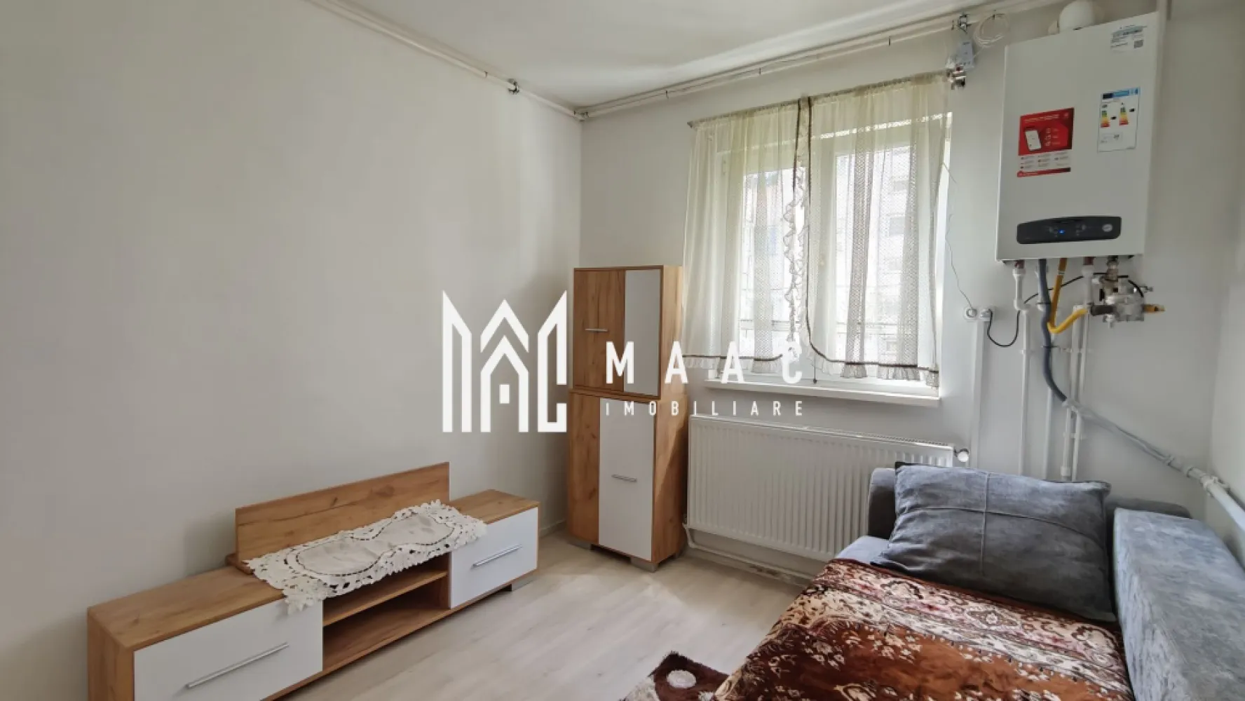 Garsonieră 13 mp I Parter I Centrală I Ștefan Cel Mare - MAAC Imobiliare propune spre vânzare o garsonieră de 13 mp, situată în cartierul Broscărie, în apropierea magazinului Simpa — o zonă accesibilă, cu legături rapide către punctele esențiale din Sibiu.

Compartimentare:
hol de acces
cameră de zi / dormitor
baie.

Dotări și confort
Încălzire prin centrala termica proprie pe gaz și calorifere
Apă caldă asigurată de centrală
Mobilier nou, garsoniera a fost recent igienizată
Toate utilitățile disponibile
Disponibilitate imediată

Garsoniera este ideală pentru o persoană singură sau pentru cei care caută o locuință compactă, într-o zonă bine conectată. 

Programează o vizionare — această garsonieră poate fi exact ce cauți pentru un start simplu și eficient, specificând ID CP3036344.