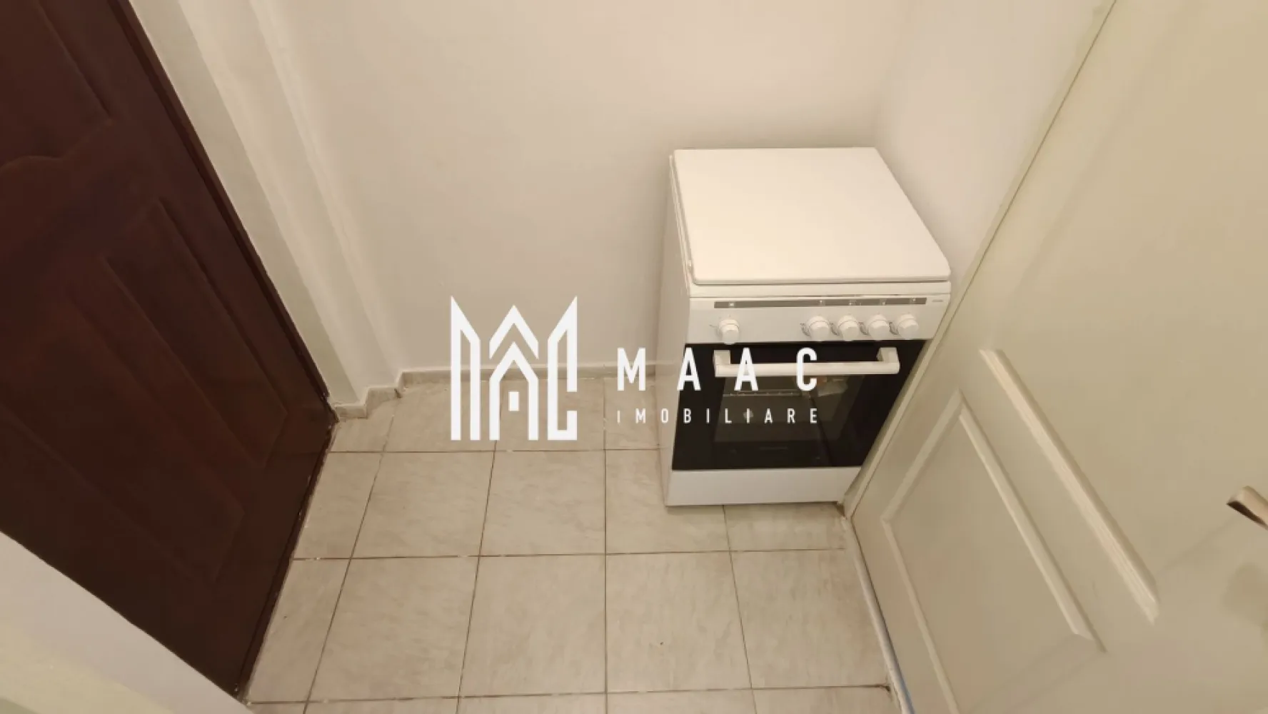 Garsonieră 13 mp I Parter I Centrală I Ștefan Cel Mare - MAAC Imobiliare propune spre vânzare o garsonieră de 13 mp, situată în cartierul Broscărie, în apropierea magazinului Simpa — o zonă accesibilă, cu legături rapide către punctele esențiale din Sibiu.

Compartimentare:
hol de acces
cameră de zi / dormitor
baie.

Dotări și confort
Încălzire prin centrala termica proprie pe gaz și calorifere
Apă caldă asigurată de centrală
Mobilier nou, garsoniera a fost recent igienizată
Toate utilitățile disponibile
Disponibilitate imediată

Garsoniera este ideală pentru o persoană singură sau pentru cei care caută o locuință compactă, într-o zonă bine conectată. 

Programează o vizionare — această garsonieră poate fi exact ce cauți pentru un start simplu și eficient, specificând ID CP3036344.
