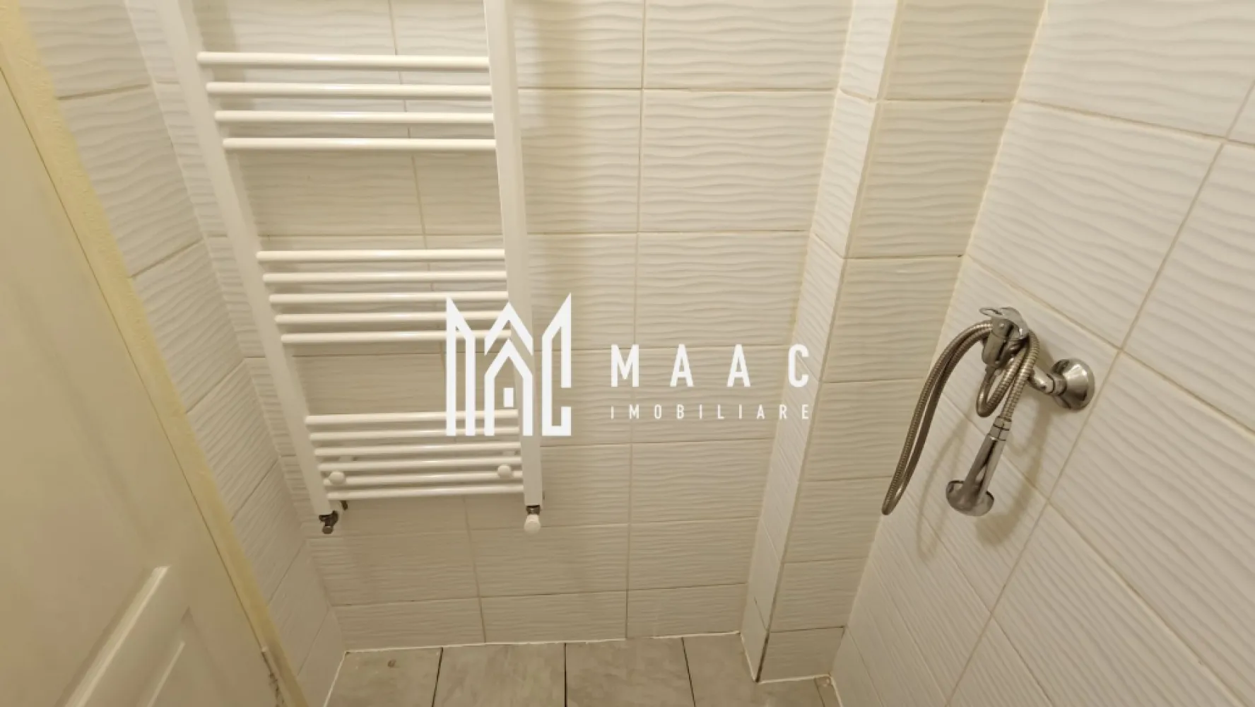 Garsonieră 13 mp I Parter I Centrală I Ștefan Cel Mare - MAAC Imobiliare propune spre vânzare o garsonieră de 13 mp, situată în cartierul Broscărie, în apropierea magazinului Simpa — o zonă accesibilă, cu legături rapide către punctele esențiale din Sibiu.

Compartimentare:
hol de acces
cameră de zi / dormitor
baie.

Dotări și confort
Încălzire prin centrala termica proprie pe gaz și calorifere
Apă caldă asigurată de centrală
Mobilier nou, garsoniera a fost recent igienizată
Toate utilitățile disponibile
Disponibilitate imediată

Garsoniera este ideală pentru o persoană singură sau pentru cei care caută o locuință compactă, într-o zonă bine conectată. 

Programează o vizionare — această garsonieră poate fi exact ce cauți pentru un start simplu și eficient, specificând ID CP3036344.