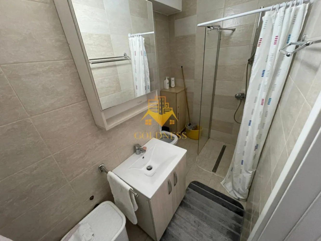 2 camere open-space, modern, Marasti, Kaufland, Parcare, Bloc nou - GOLDNESS Imobiliare vă propune spre închiriere un apartament cu 2 camere complet mobilat și utilat, la etajul 4 într-un imobil de 4 etaje, în cartierul Mărăști.
Dispune de loc de parcare inclus!

Apartamentul este compartimentat astfel:
 - dormitor cu pat matrimonial, dressing, noptiere
 - living cu bucatarie open-space complet utilată, canapea extensibilă, loc de servit masa 
 - baie cu cabina de dus, calorifer port prosop inox și dulap pentru depozitare.
 - balcon de 4 cm
 
Imobilul este dotat cu toate cele necesare- centrală proprie, mașină de spălat haine, 2 unitati AC, canapea extensibila living noua, TV nou, frigider, plită electrică, hotă, etc. 

Se află în apropierea stațiilor de transport în comun, magazine, restaurante, spații verzi, farmacii, etc. 
Dacă sunteți interesați de acest apartament și doriți să îl vizionați, dar și pentru alte oferte sau detalii nu ezitați să ne contactați telefonic sau prin e-mail. Vă stăm la dispoziție!
Pentru intermediere se percepe un comision de 50% din prețul chiriei!