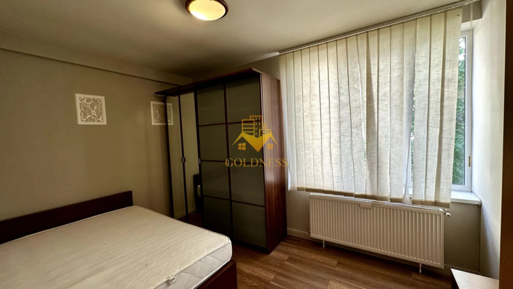 3 camere, modern, 2 parcari, Buna Ziua zona Home Garden, MCRO - GOLDNESS Imobiliare vă propune spre închiriere un apartament cu 3 camere complet mobilat și utilat, la parter într-un imobil de 2 etaje, în cartierul Buna Ziua. 

Apartamentul este compartimentat astfel:
 - dormitor cu pat matrimonial, dressing, noptiere
 - dormitor cu pat matrimonial, dressing, noptiere
 - living cu bucatarie open-space complet utilată, canapea extensibilă, loc de servit masa 
 - baie cu cada, calorifer port prosop inox și dulap pentru depozitare.

Imobilul este dotat cu toate cele necesare- centrală proprie, mașină de spălat haine, frigider, plită electrică, hotă, etc. 

Se află în apropierea stațiilor de transport în comun, magazine, restaurante, spații verzi, farmacii, etc. 

Dispune de 2 locuri de parcare!

Dacă sunteți interesați de acest apartament și doriți să îl vizionați, dar și pentru alte oferte sau detalii nu ezitați să ne contactați telefonic sau prin e-mail - goldnessimobiliare@gmail.com. Vă stăm la dispoziție!