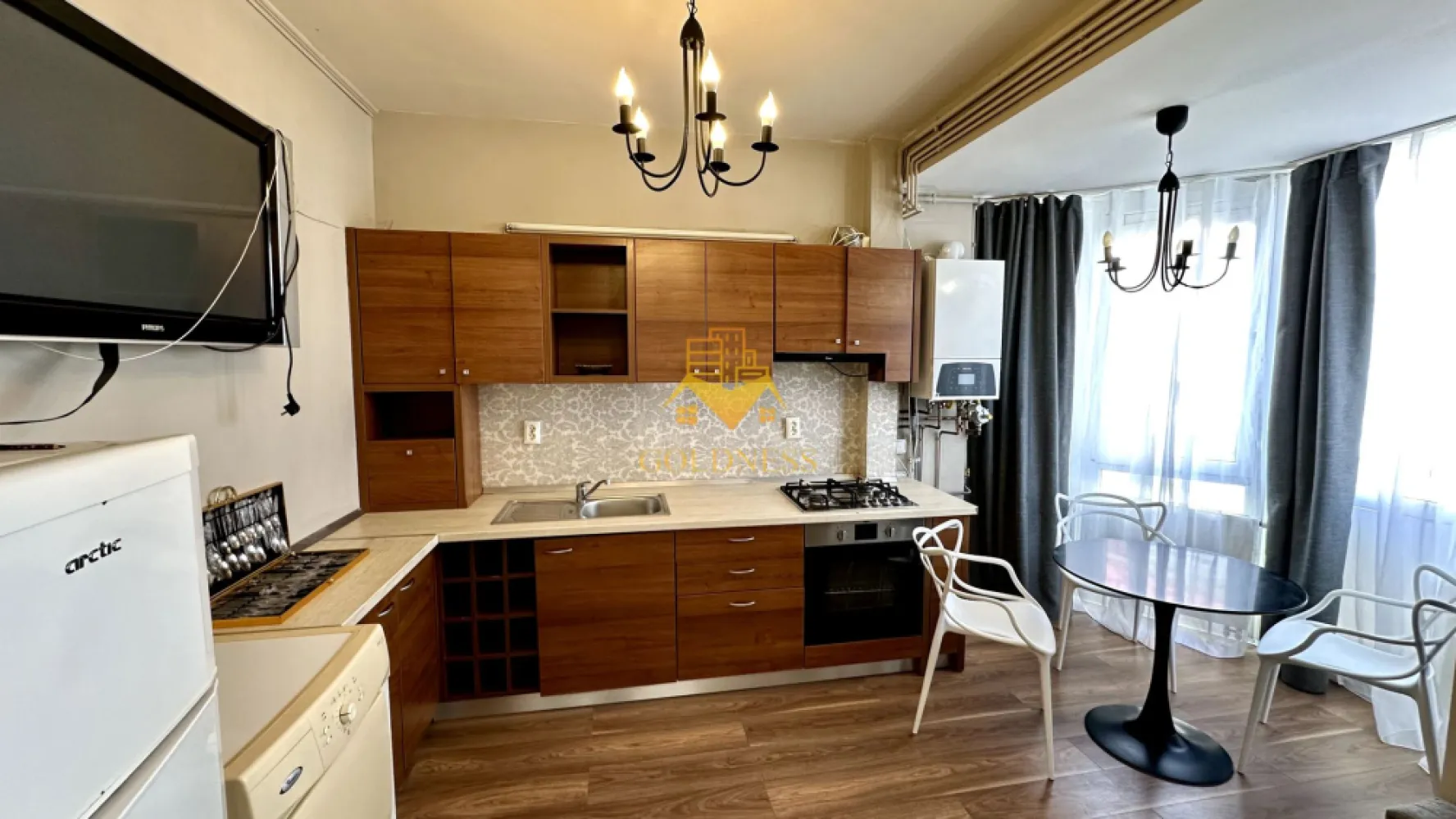3 camere, modern, 2 parcari, Buna Ziua zona Home Garden, MCRO - GOLDNESS Imobiliare vă propune spre închiriere un apartament cu 3 camere complet mobilat și utilat, la parter într-un imobil de 2 etaje, în cartierul Buna Ziua. 

Apartamentul este compartimentat astfel:
 - dormitor cu pat matrimonial, dressing, noptiere
 - dormitor cu pat matrimonial, dressing, noptiere
 - living cu bucatarie open-space complet utilată, canapea extensibilă, loc de servit masa 
 - baie cu cada, calorifer port prosop inox și dulap pentru depozitare.

Imobilul este dotat cu toate cele necesare- centrală proprie, mașină de spălat haine, frigider, plită electrică, hotă, etc. 

Se află în apropierea stațiilor de transport în comun, magazine, restaurante, spații verzi, farmacii, etc. 

Dispune de 2 locuri de parcare!

Dacă sunteți interesați de acest apartament și doriți să îl vizionați, dar și pentru alte oferte sau detalii nu ezitați să ne contactați telefonic sau prin e-mail - goldnessimobiliare@gmail.com. Vă stăm la dispoziție!