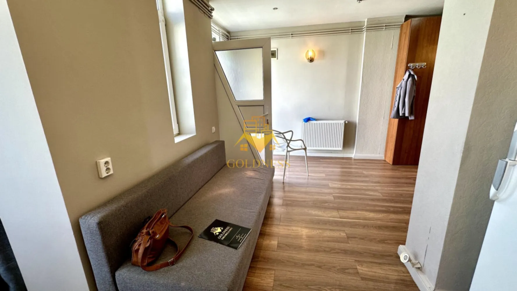 3 camere, modern, 2 parcari, Buna Ziua zona Home Garden, MCRO - GOLDNESS Imobiliare vă propune spre închiriere un apartament cu 3 camere complet mobilat și utilat, la parter într-un imobil de 2 etaje, în cartierul Buna Ziua. 

Apartamentul este compartimentat astfel:
 - dormitor cu pat matrimonial, dressing, noptiere
 - dormitor cu pat matrimonial, dressing, noptiere
 - living cu bucatarie open-space complet utilată, canapea extensibilă, loc de servit masa 
 - baie cu cada, calorifer port prosop inox și dulap pentru depozitare.

Imobilul este dotat cu toate cele necesare- centrală proprie, mașină de spălat haine, frigider, plită electrică, hotă, etc. 

Se află în apropierea stațiilor de transport în comun, magazine, restaurante, spații verzi, farmacii, etc. 

Dispune de 2 locuri de parcare!

Dacă sunteți interesați de acest apartament și doriți să îl vizionați, dar și pentru alte oferte sau detalii nu ezitați să ne contactați telefonic sau prin e-mail - goldnessimobiliare@gmail.com. Vă stăm la dispoziție!