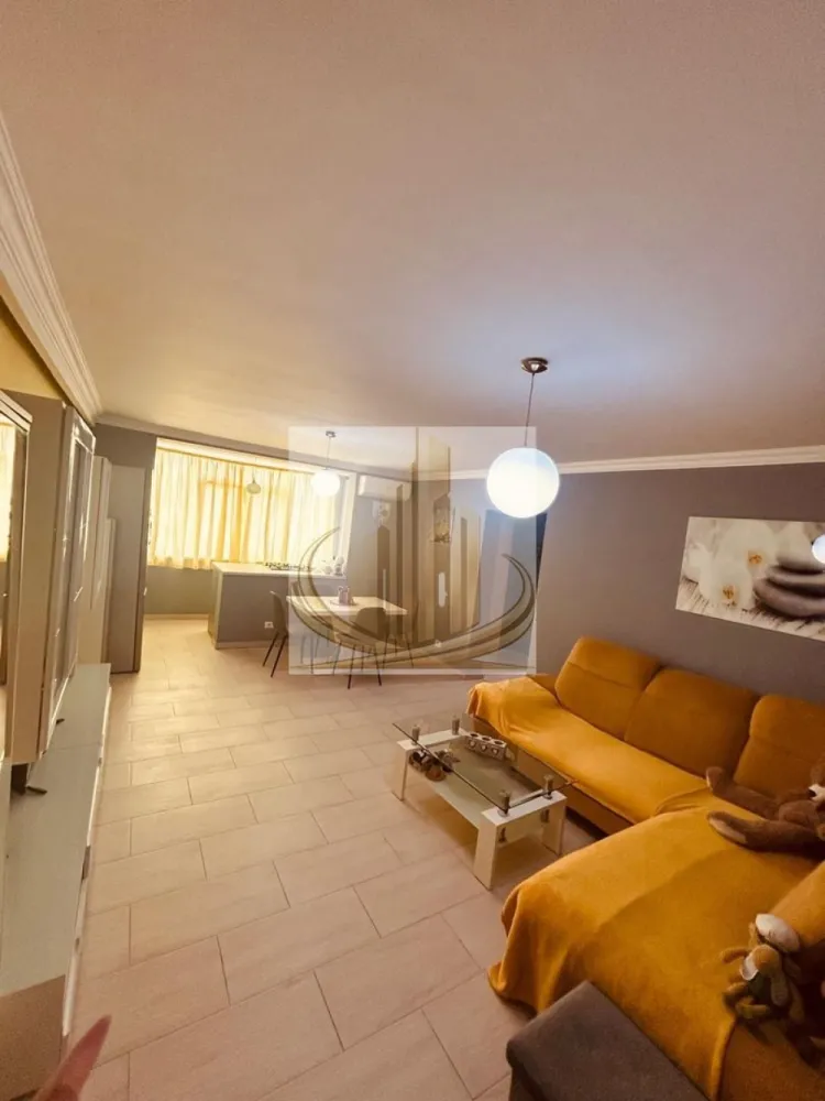Apartament 3 Camere, Modern | Etaj 2 | Dumbrăvița – Zonă Excelenta - Grand Mobilis Imobiliare vă propune spre vânzare un apartament cu 3 camere, open-space, situat în Dumbrăvița, într-o zonă liniștită și foarte bine conectată.

Construit în anul 2018, apartamentul se remarcă prin compartimentarea eficientă și printr-o amenajare modernă, realizată cu bun gust, fiind pregătit pentru a deveni un cămin confortabil sau o investiție sigură.

📐 Detalii proprietate:
Compartimentare: 3 camere decomandate, cu living open-space
Etaj: 2 din 2
Construcție: 2018
Spații bine optimizate și luminoase
🏢 Dotări și avantaje:
Încălzire în pardoseală + centrală proprie
Bloc bine întreținut
Apartament luminos, cu atmosferă primitoare
📍 Locație:

Poziționat într-o zonă liniștită, dar excelent conectată, apartamentul oferă acces rapid către toate punctele de interes:

Grădiniță, școală, magazine în imediata apropiere
Aproape de Decathlon, Hornbach, Profi, restaurante și terase
La câteva minute de Player Dumbrăvița
Acces facil către principalele artere ale orașului și către Iulius Town
💼 Potrivit pentru:

✔️ Familii, care își doresc un cămin modern, într-o zonă liniștită
✔️ Investitori, apartamentul putând fi preluat cu chiriași existenți, care achită în prezent 550 €/lună, oferind un randament imediat

📞 Pentru mai multe informații și programarea unei vizionări, echipa Grand Mobilis Imobiliare vă stă la dispoziție!